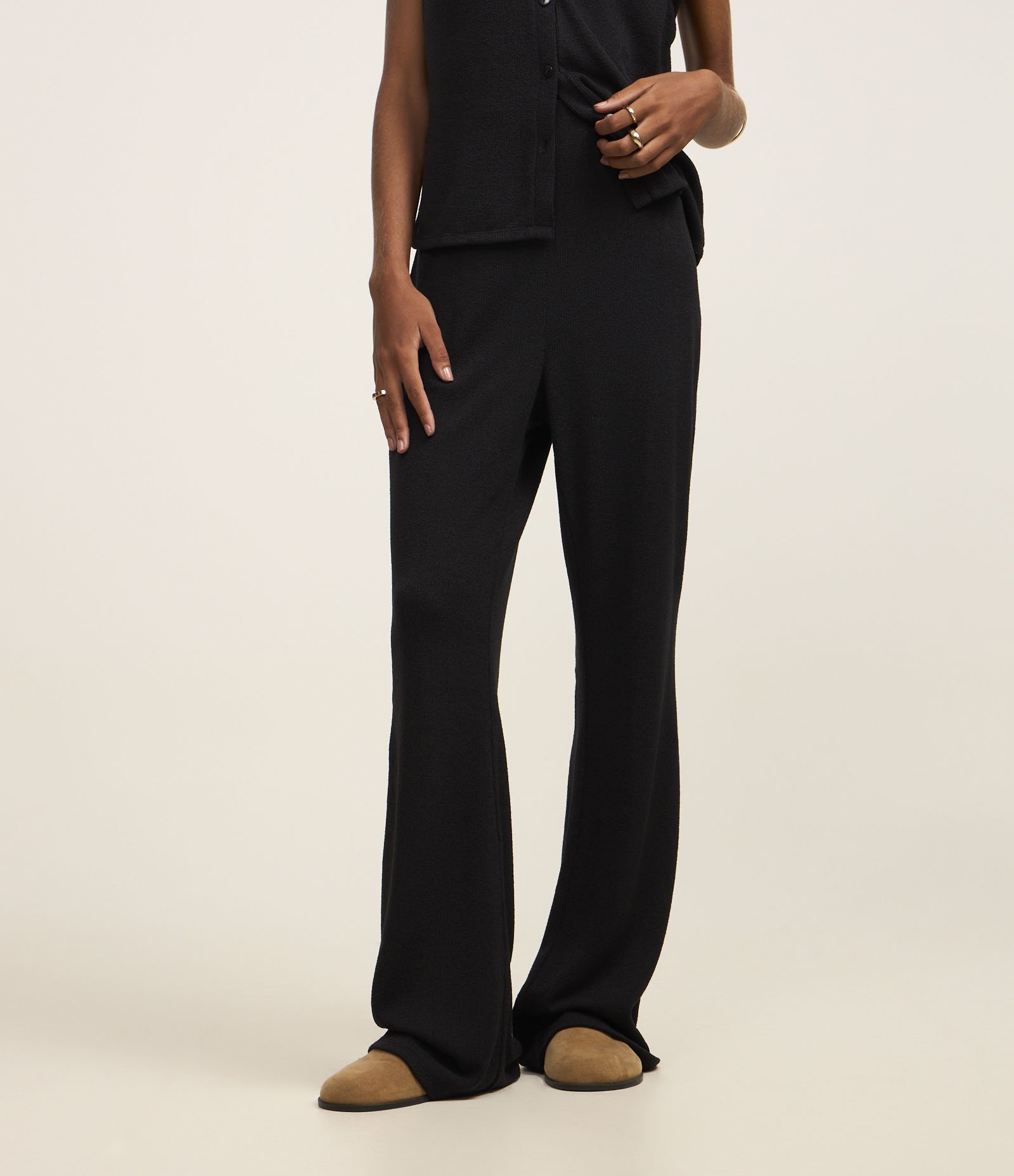 Calça Flare Texturizada com Cintura Alta Preto 3