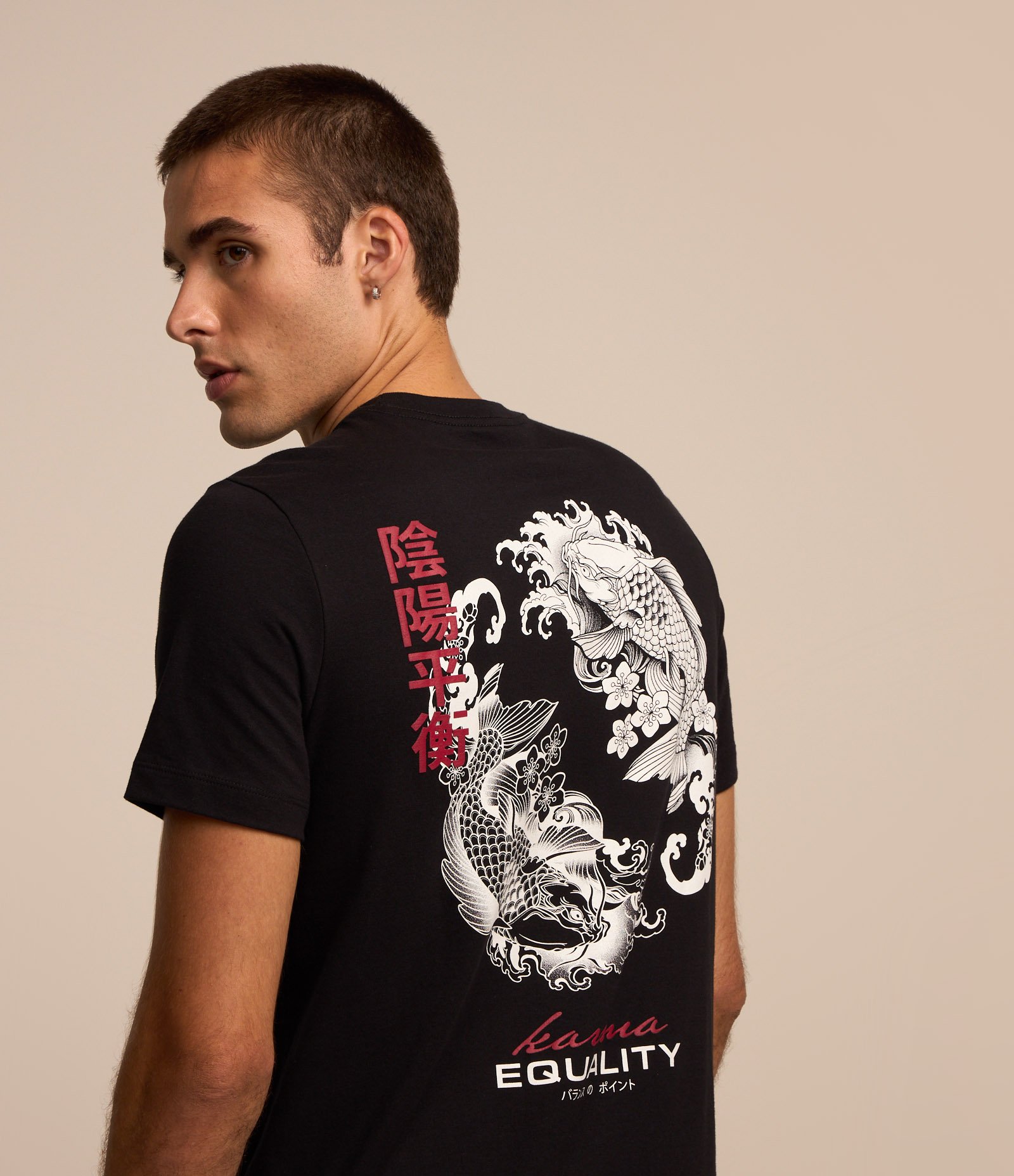 Camiseta Regular em Algodão com Estampa de Carpas Preto 1