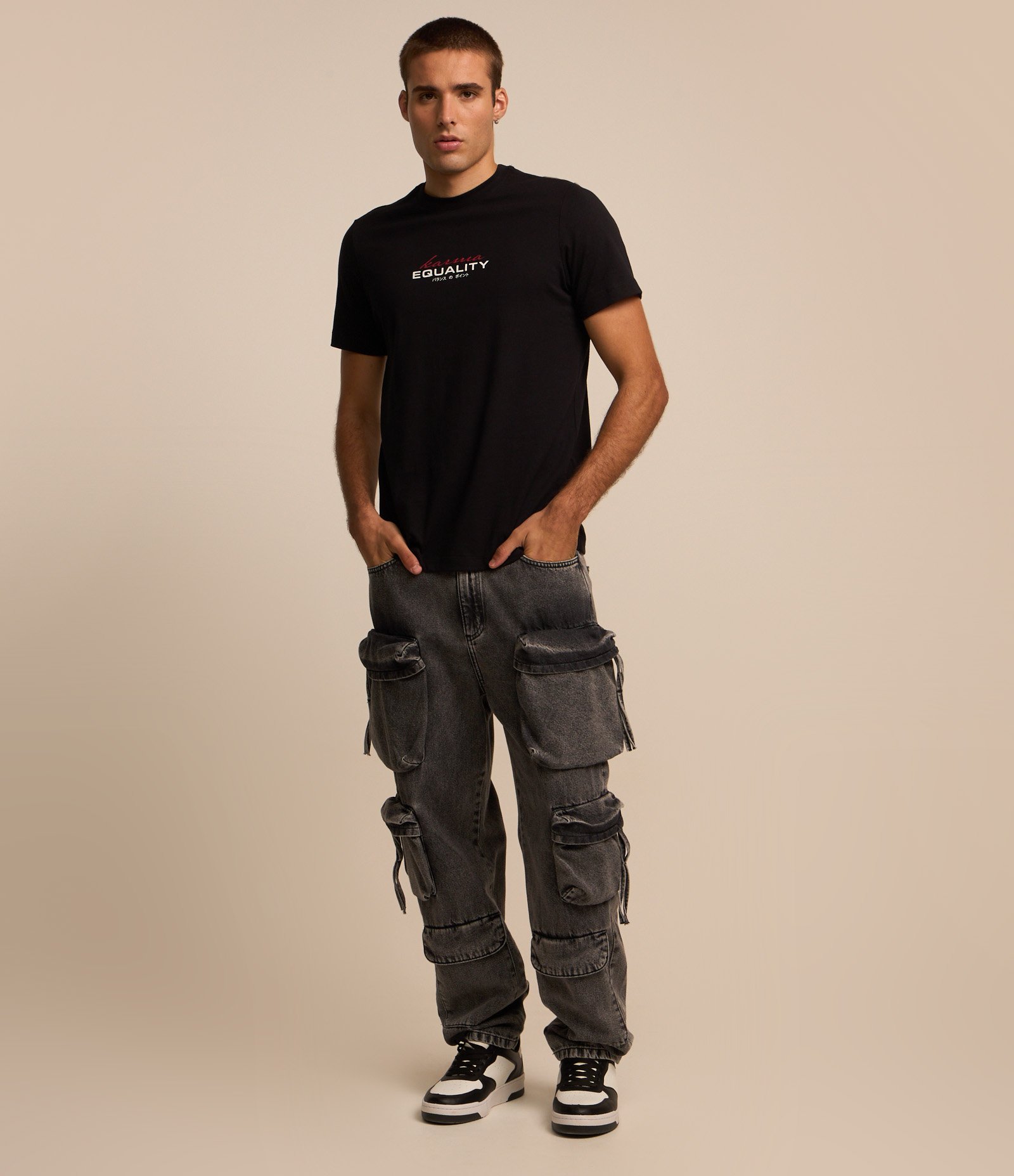 Camiseta Regular em Algodão com Estampa de Carpas Preto 2
