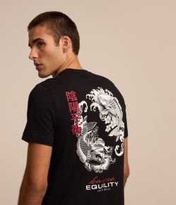 Camiseta Regular em Algodão com Estampa de Carpas