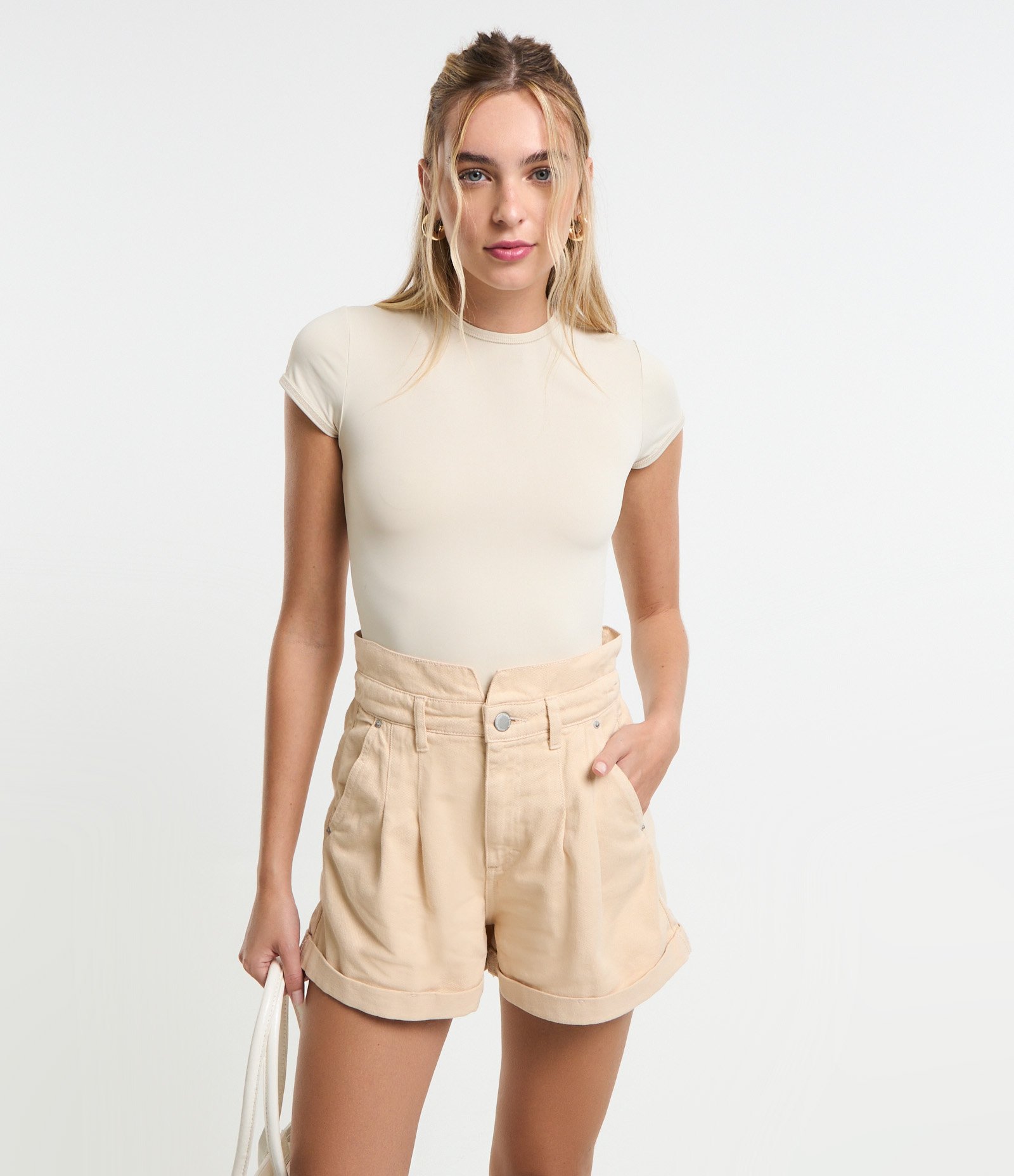 Short Baggy Cintura Alta em Sarja com Pregas e Barra Dobrada Bege 2