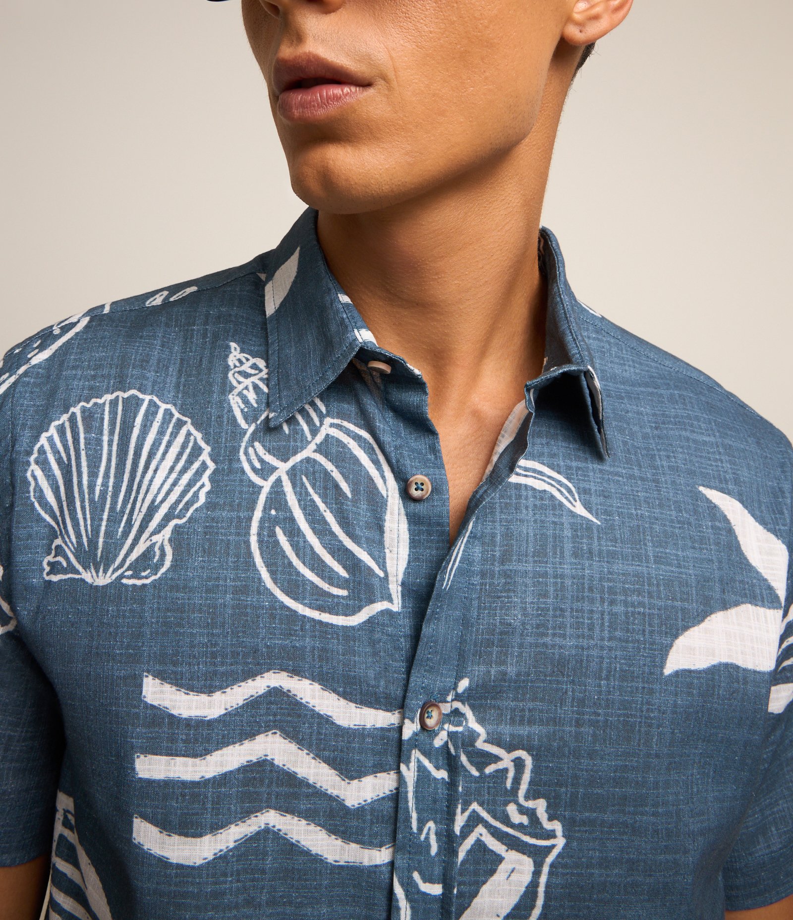 Camisa Regular em Voil com Estampa de Fundo do Mar Azul 4