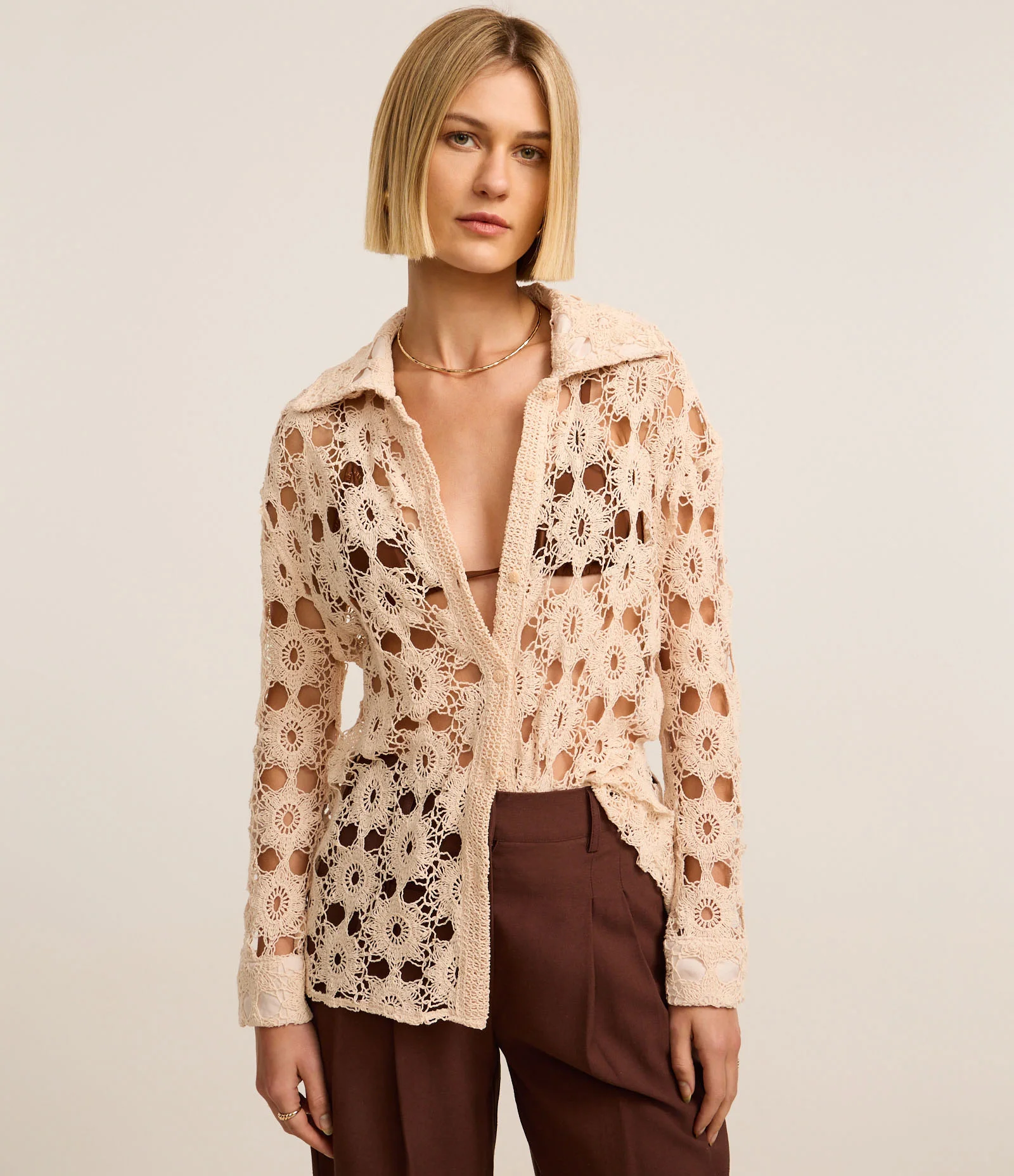 Camisa com Efeito Crochê e Vista Oculta Bege 1