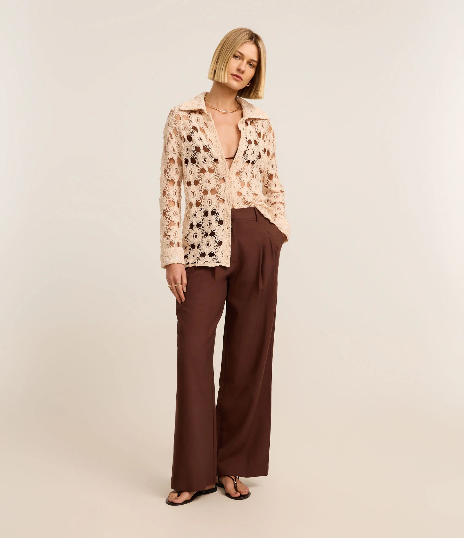 Camisa com Efeito Crochê e Vista Oculta Bege 2