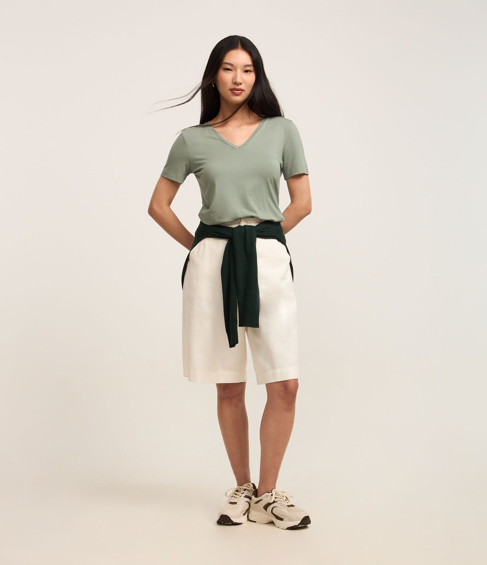 Blusa Básica em Viscose com Decote V Verde Acinzentado 2