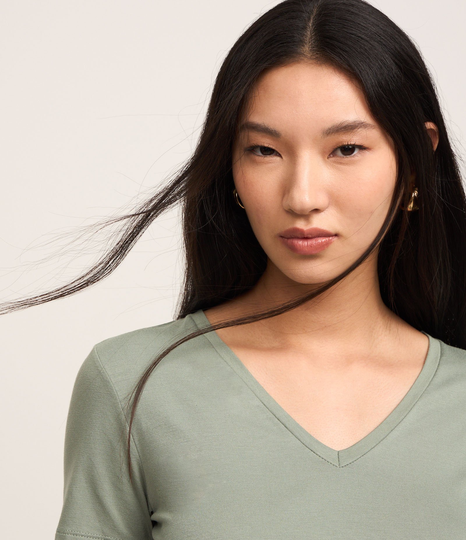 Blusa Básica em Viscose com Decote V Verde Acinzentado 4