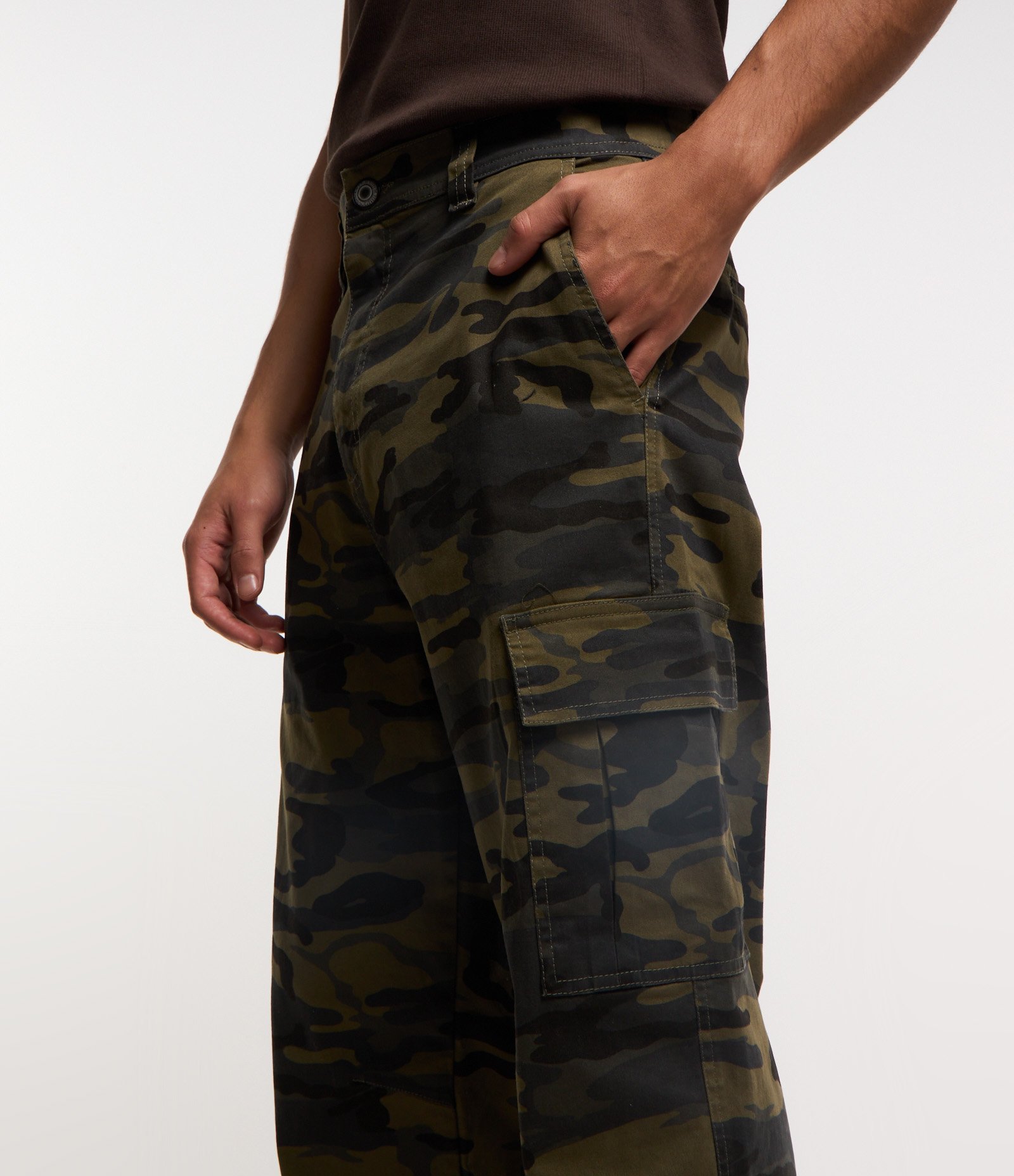 Calca Baggy em Sarja Camuflada com Bolso Cargo Verde Militar 3