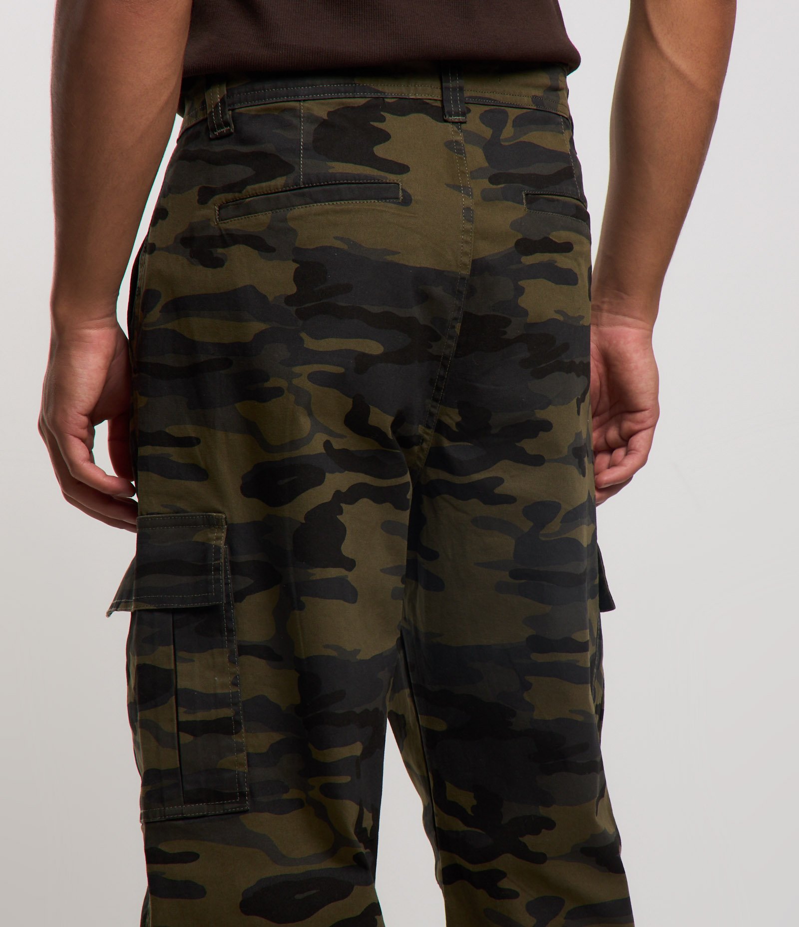 Calca Baggy em Sarja Camuflada com Bolso Cargo Verde Militar 4