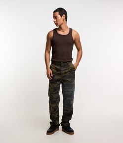 Calca Baggy em Sarja Camuflada com Bolso Cargo