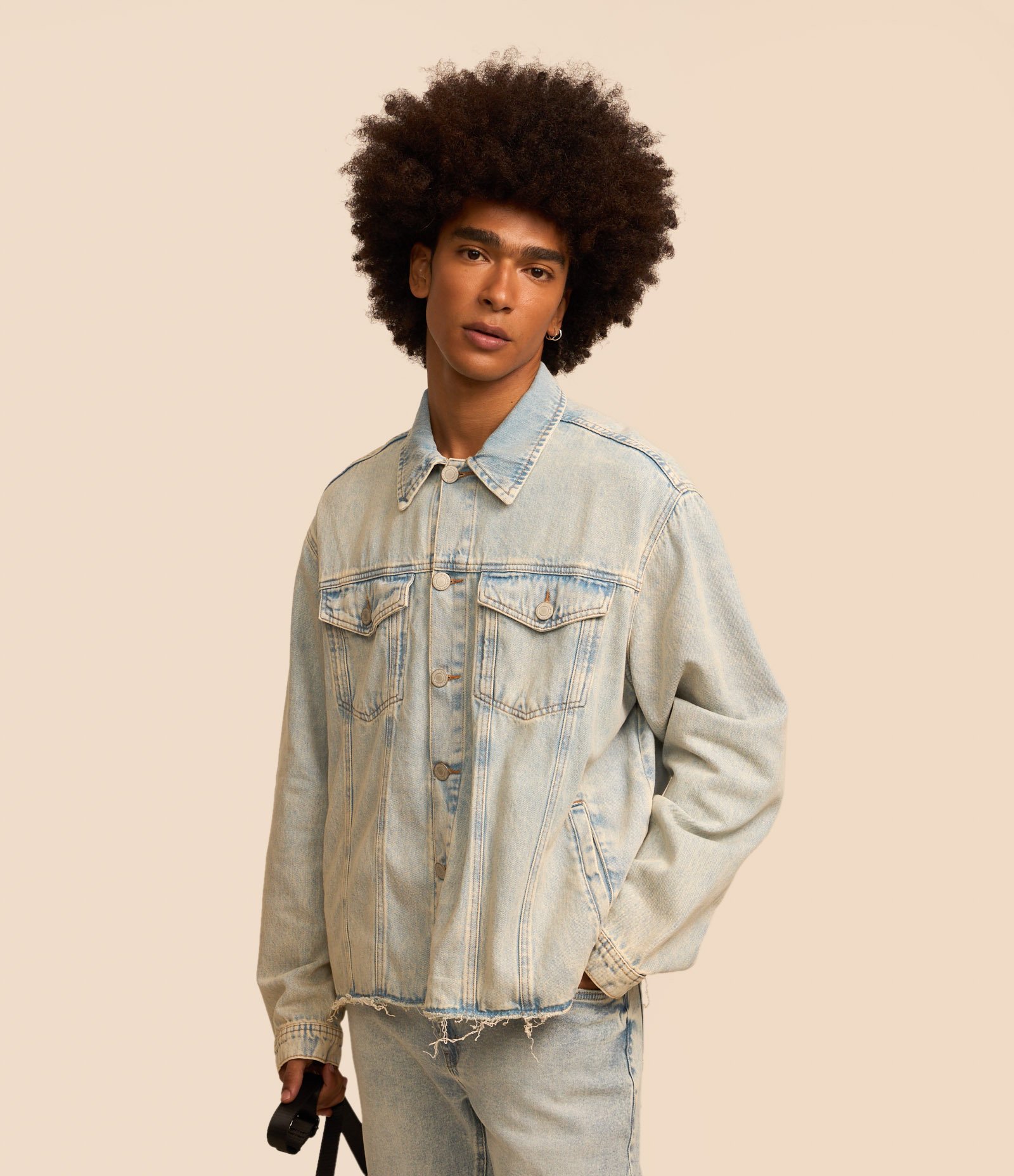 Jaqueta Jeans Trucker com Barra a Fio Azul 1