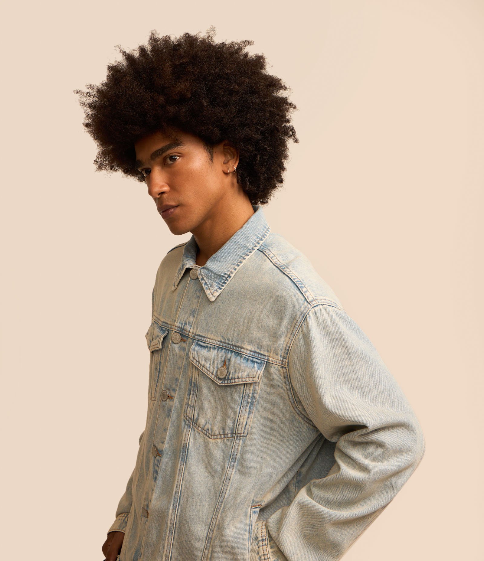 Jaqueta Jeans Trucker com Barra a Fio Azul 3