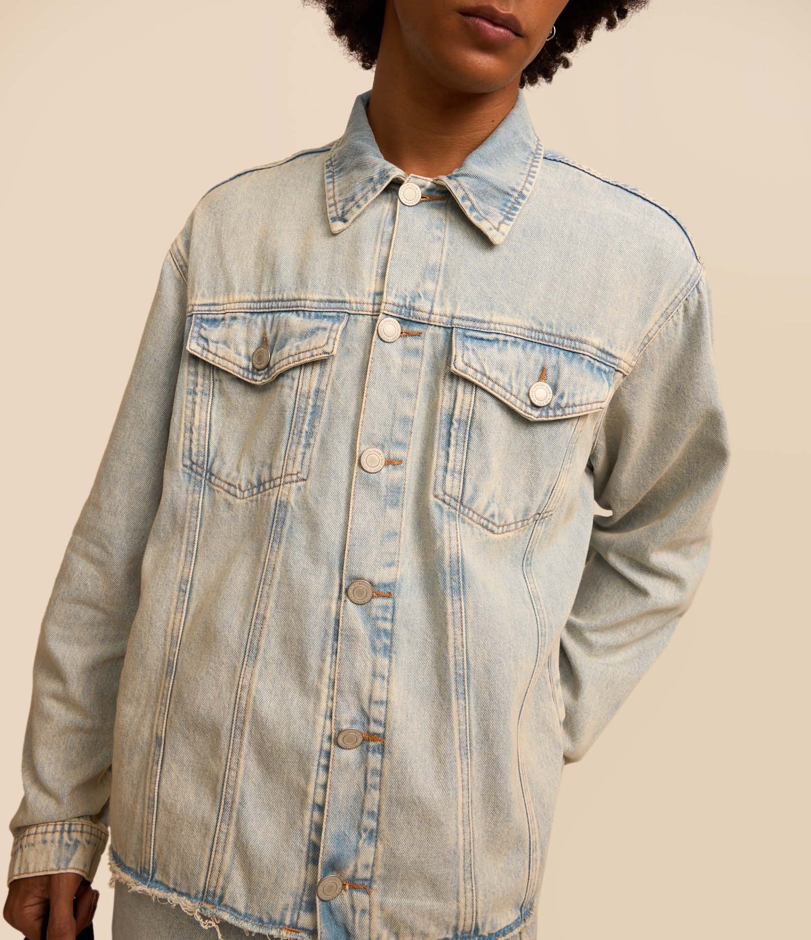 Jaqueta Jeans Trucker com Barra a Fio Azul 4