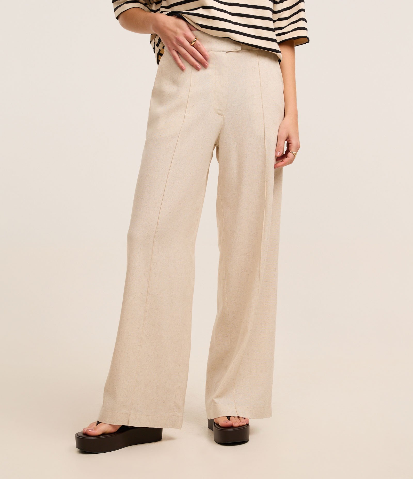 Calça Pantalona em Viscolinho com Fechamento Frontal Off White 3