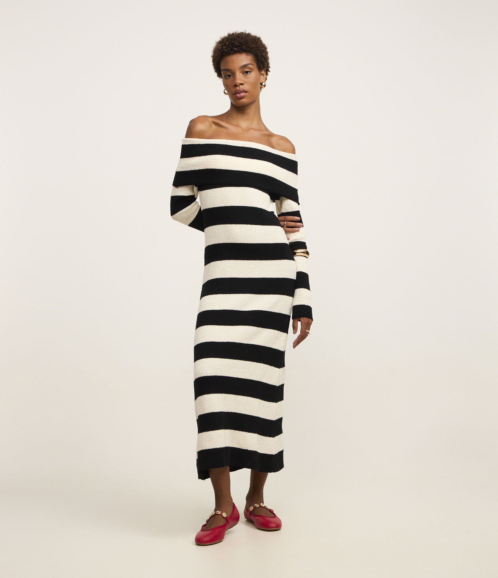 Vestido Midi em Tricô Listrado com Decote Ombro a Ombro Preto/Off White 1