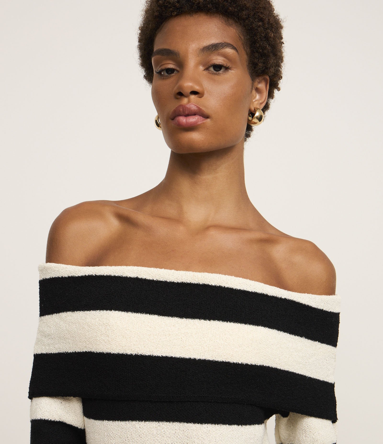 Vestido Midi em Tricô Listrado com Decote Ombro a Ombro Preto/Off White 4