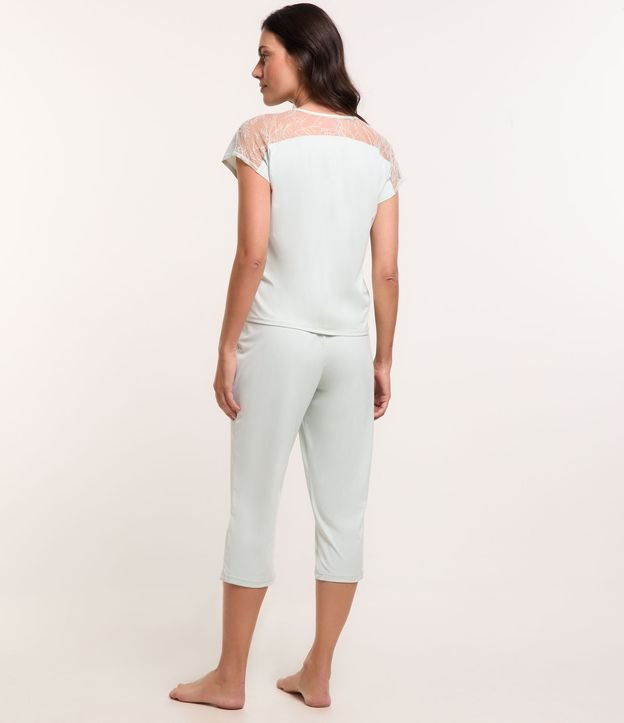 Pijama Calça Capri e Detalhes em Renda na Manga