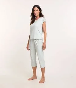 Pijama Calça Capri e Detalhes em Renda na Manga