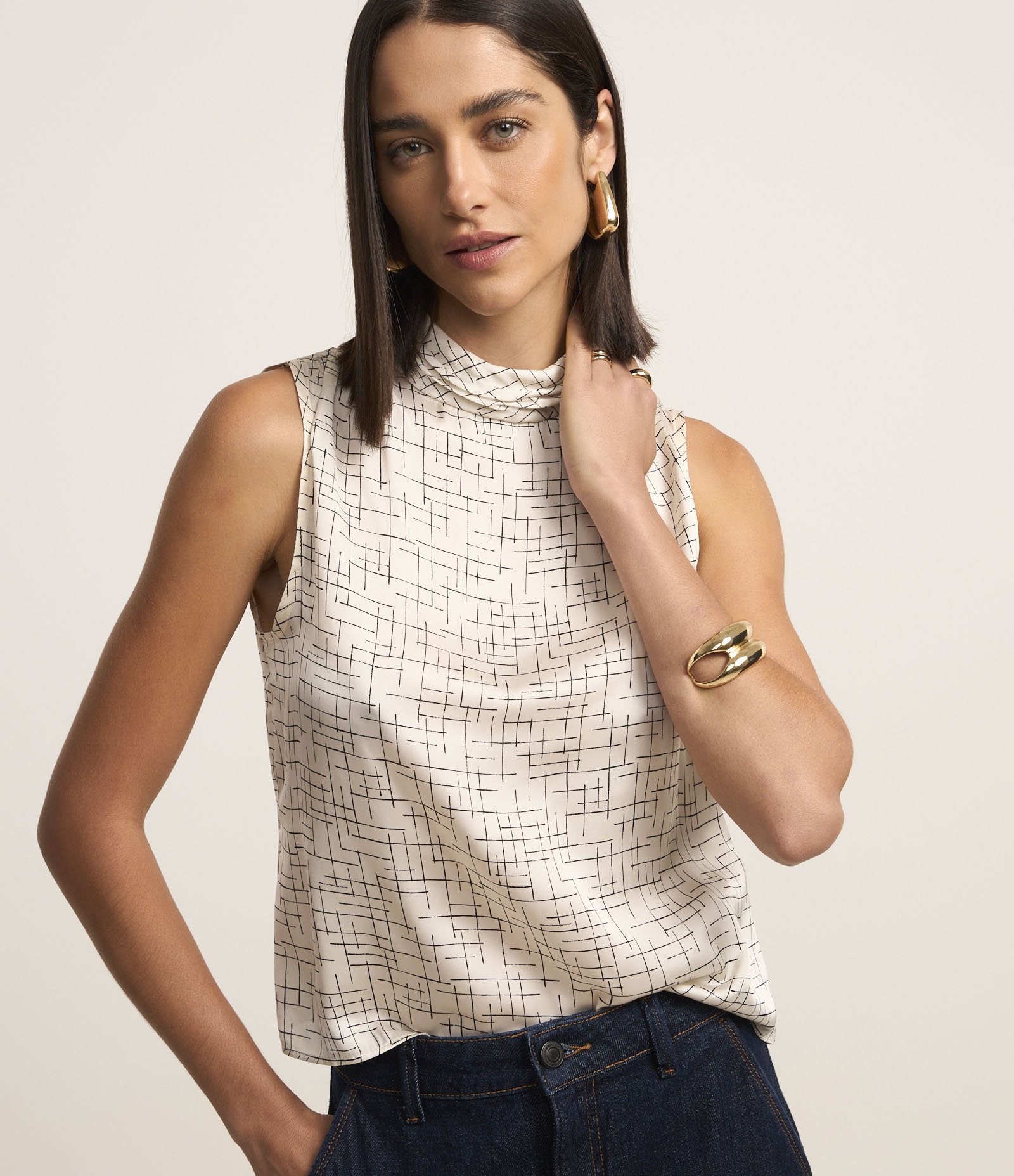 Blusa Acetinada com Gola Alta Drapeado e Estampa Geométrica Branco 1