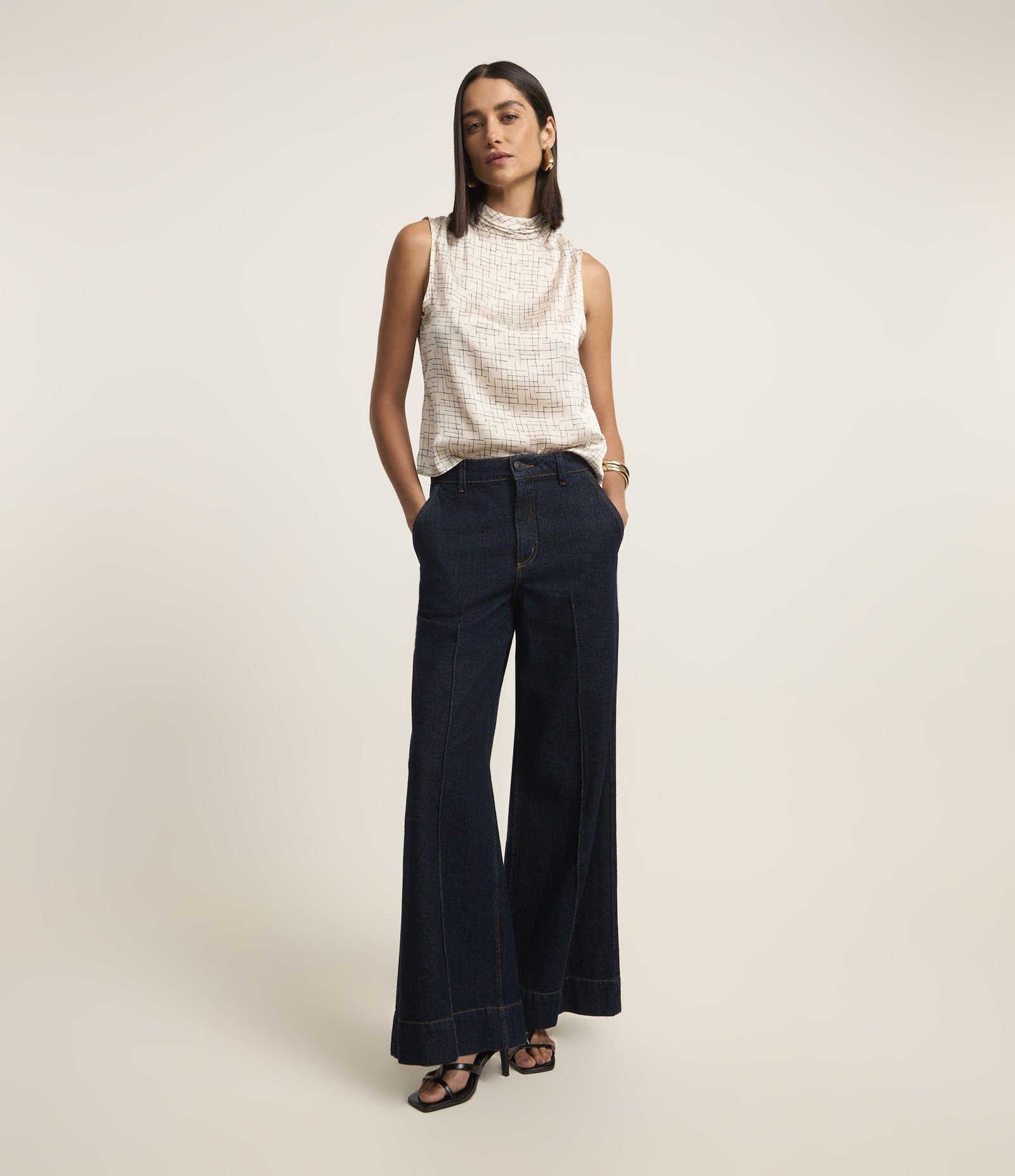 Blusa Acetinada com Gola Alta Drapeado e Estampa Geométrica Branco 2