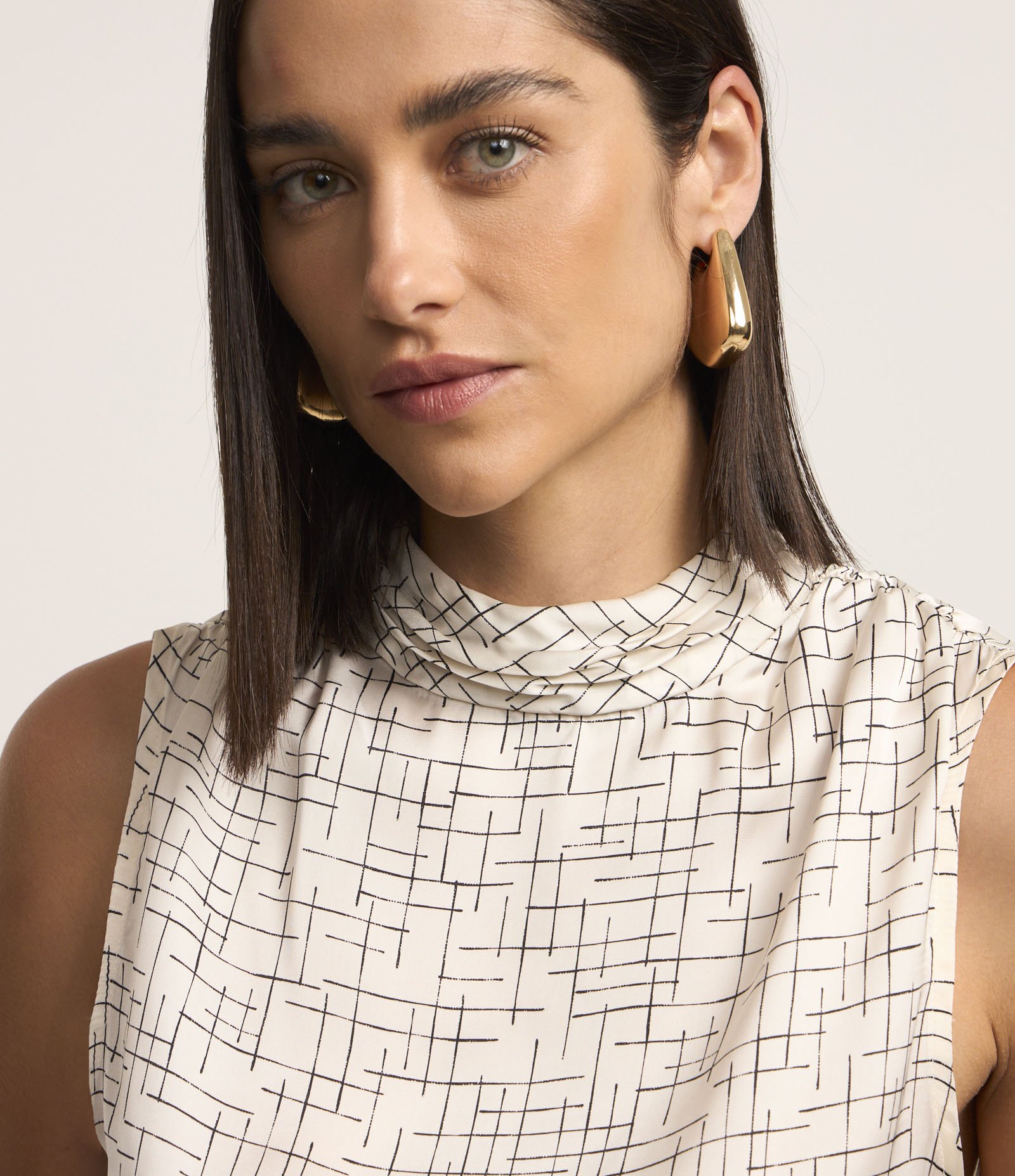 Blusa Acetinada com Gola Alta Drapeado e Estampa Geométrica Branco 4