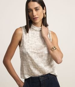 Blusa Acetinada com Gola Alta Drapeado e Estampa Geométrica