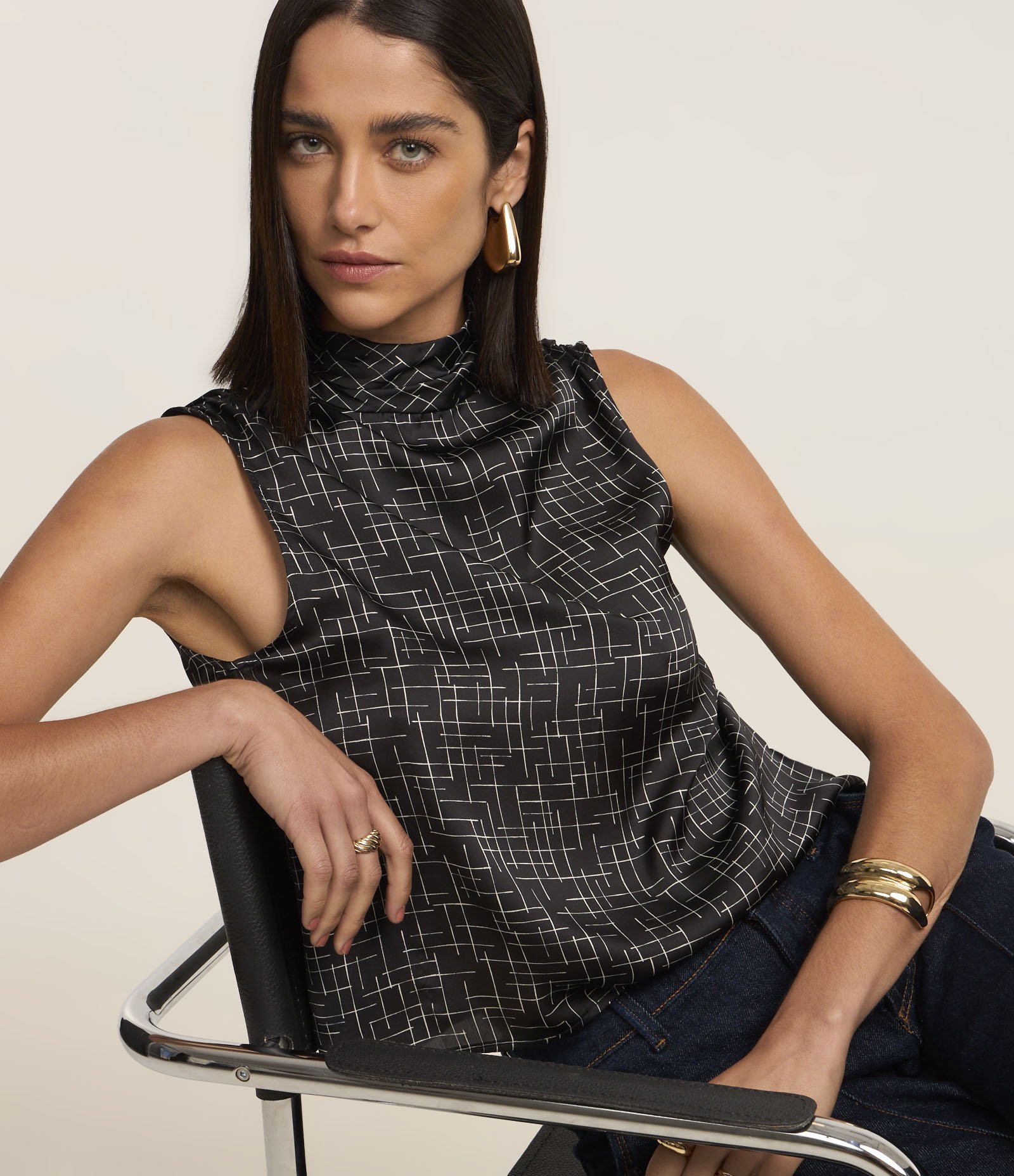 Blusa Acetinada com Gola Alta Drapeado e Estampa Geométrica Preto 1