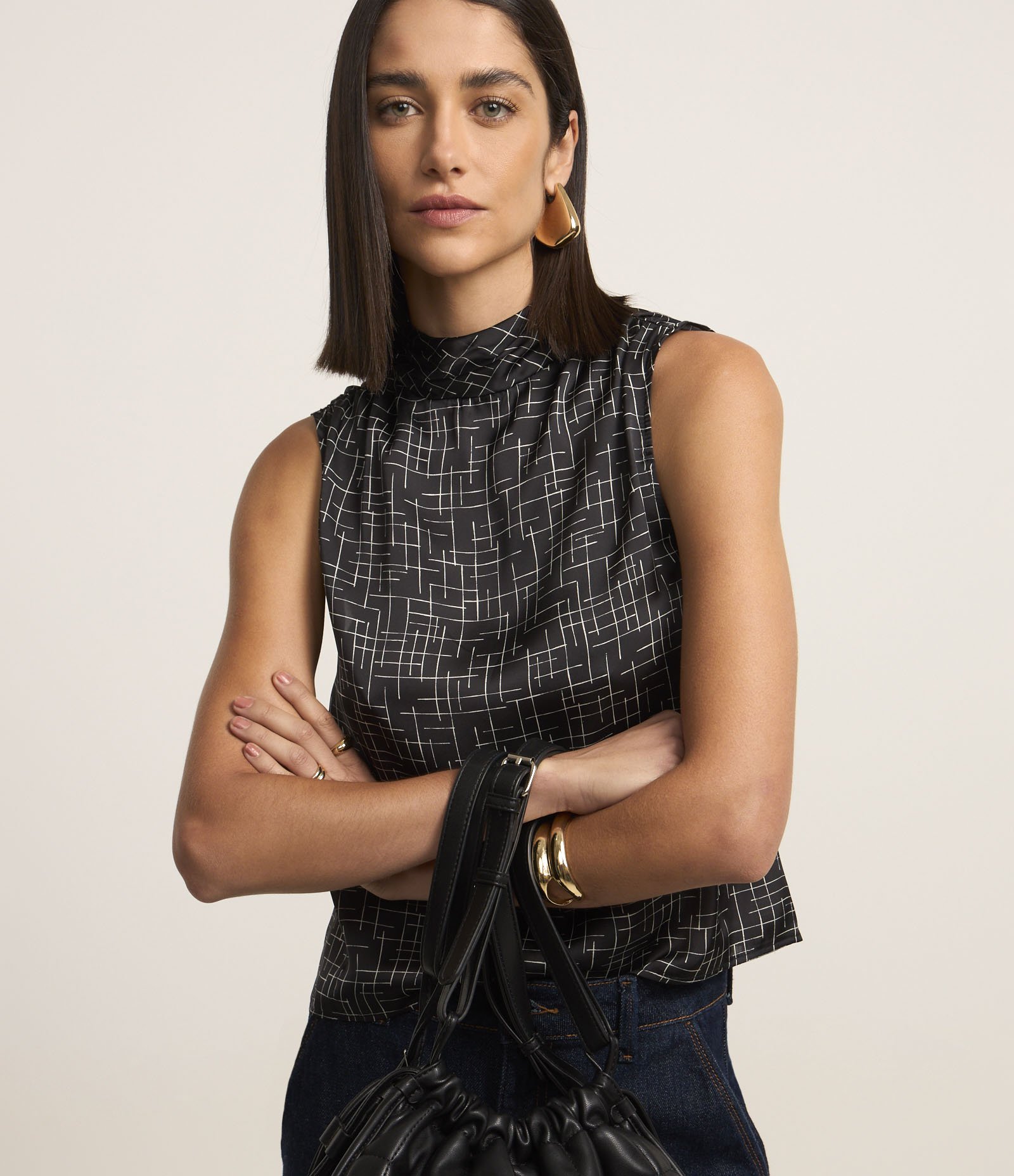 Blusa Acetinada com Gola Alta Drapeado e Estampa Geométrica Preto 2