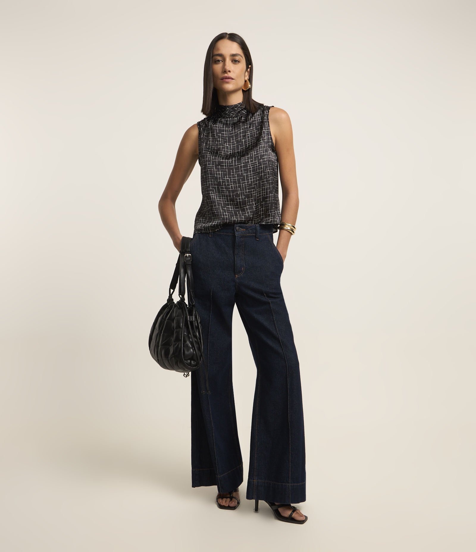 Blusa Acetinada com Gola Alta Drapeado e Estampa Geométrica Preto 3