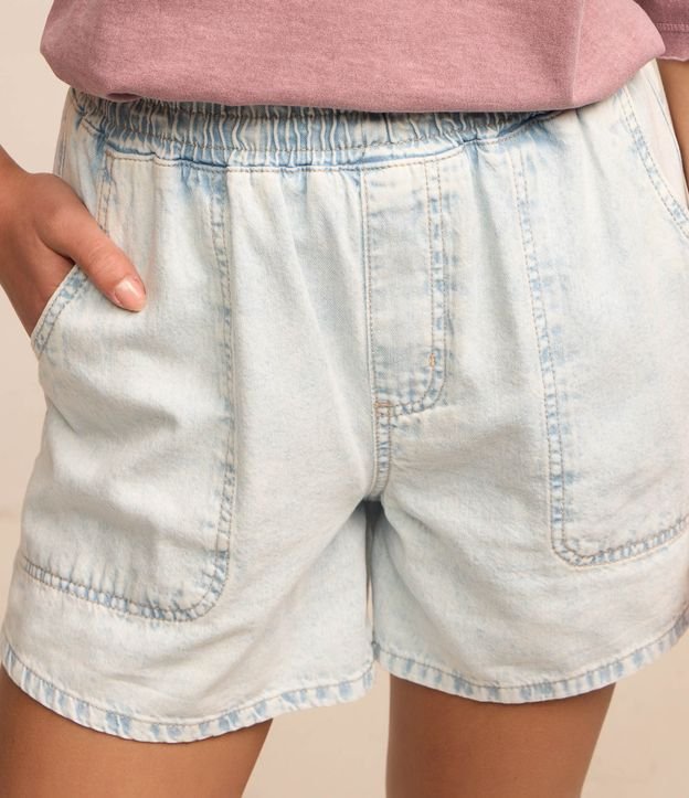 Short em Jeans com Elástico no Cós e Bolsos