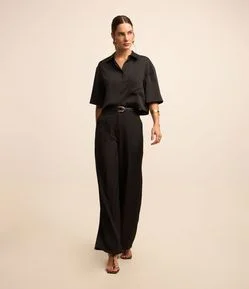 Calça Pantalona com Cinto Afivelado e Pregas