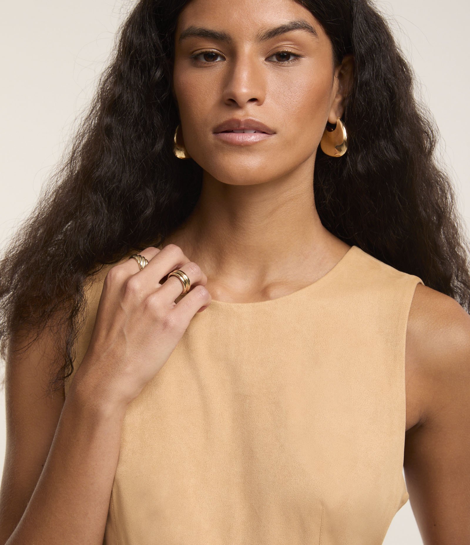 Vestido Curto em Suede Sem Manga com Decote Redondo Bege 4