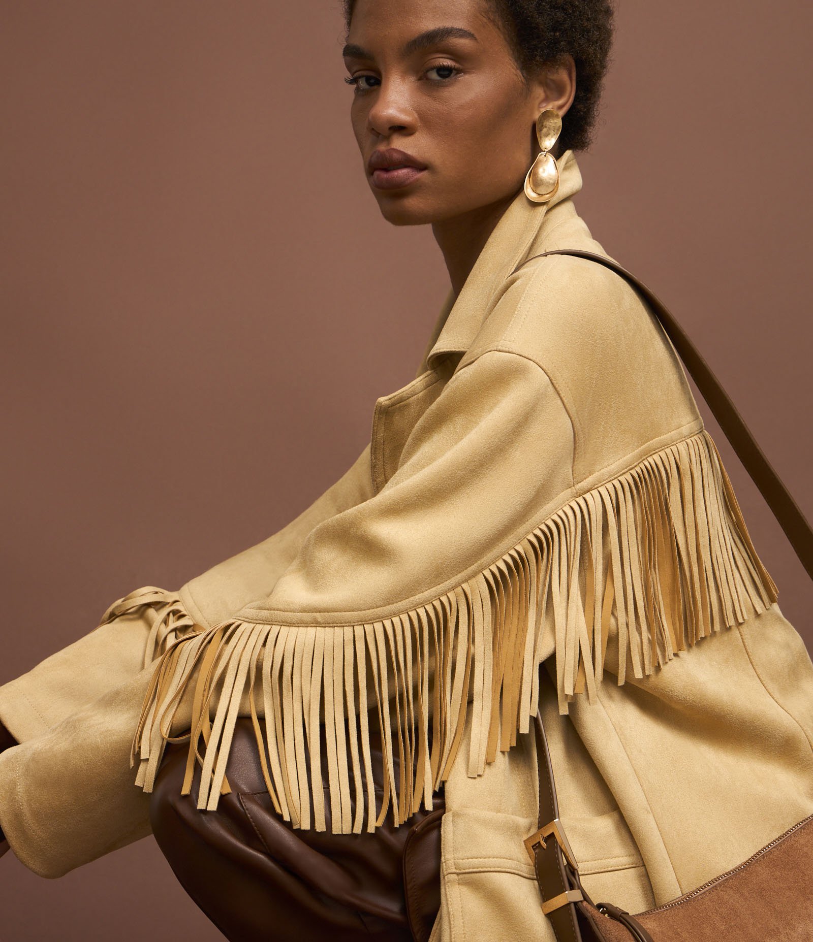 Jaqueta Fake Sued com Bolsos Frontais e Franjas nas Mangas e nas Costas Bege 1