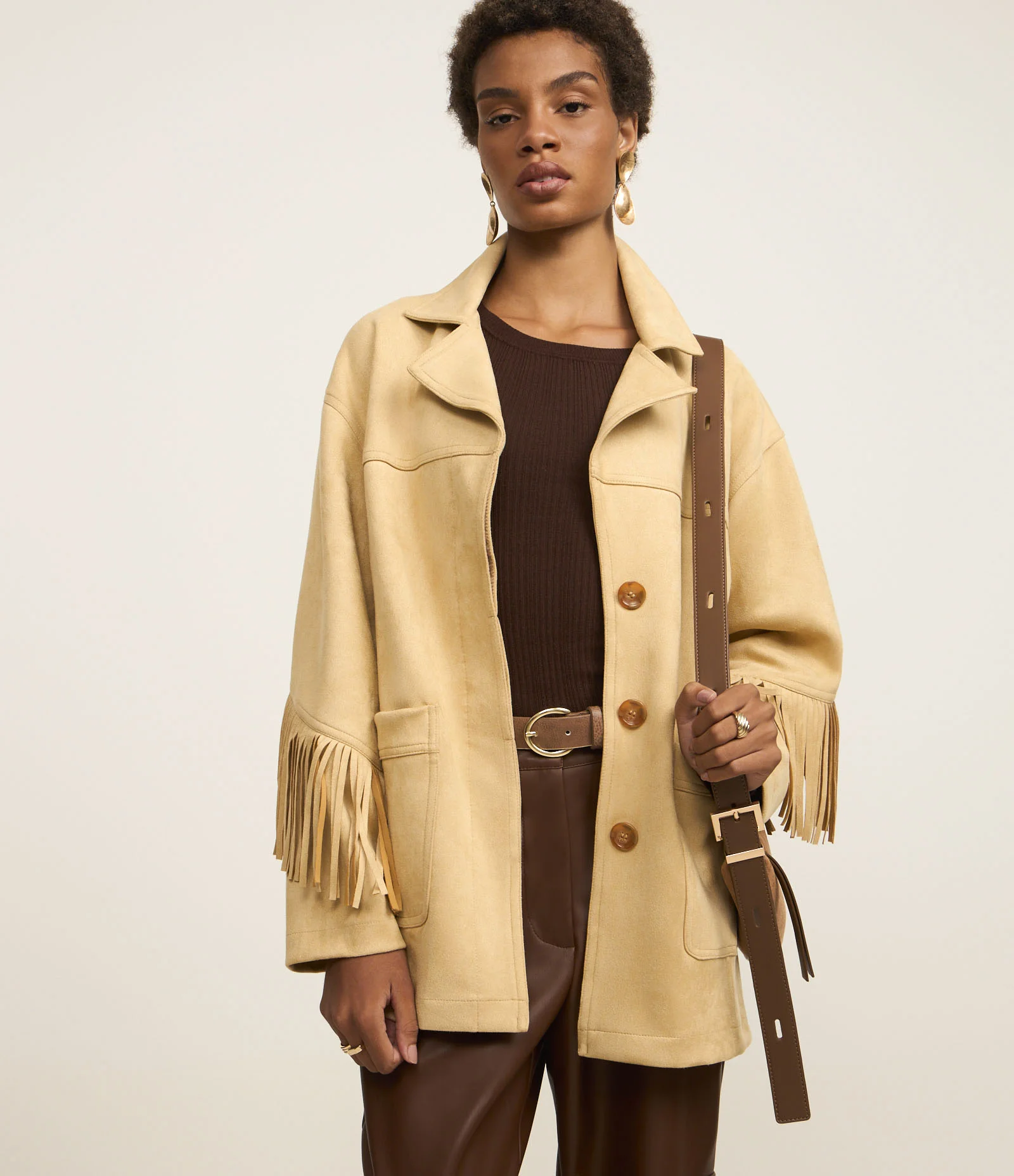 Jaqueta Fake Sued com Bolsos Frontais e Franjas nas Mangas e nas Costas Bege 2