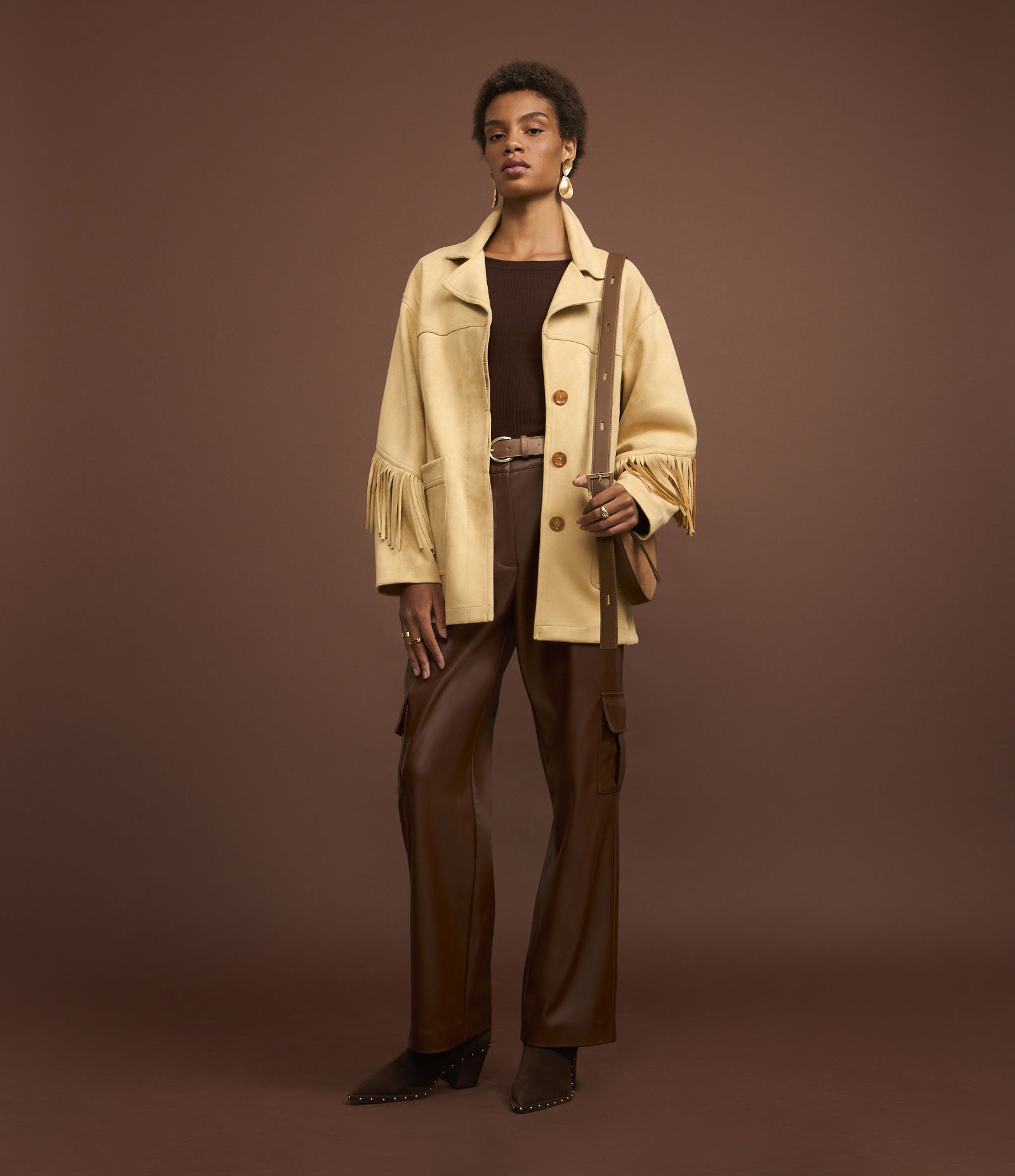 Jaqueta Fake Sued com Bolsos Frontais e Franjas nas Mangas e nas Costas Bege 3