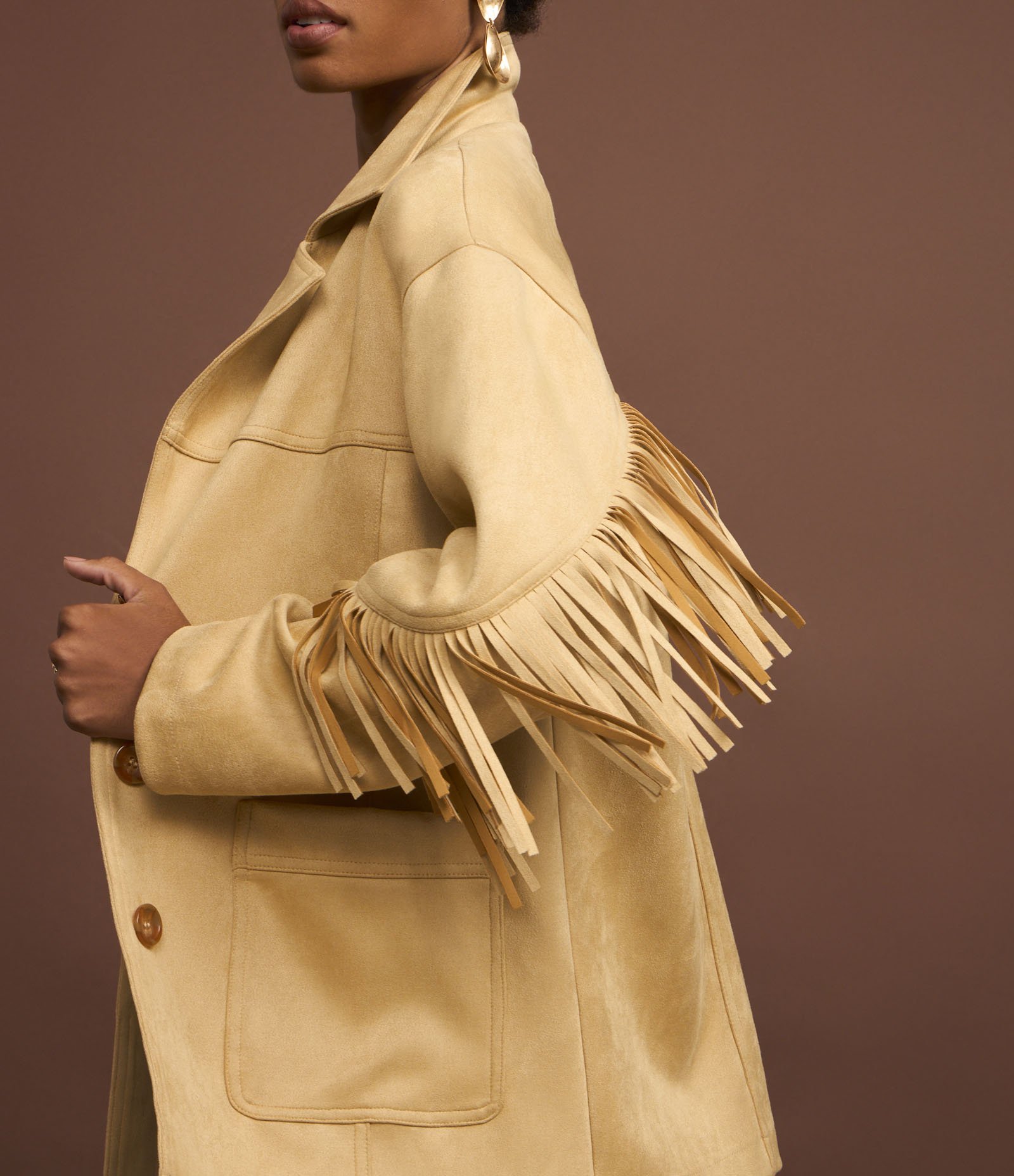 Jaqueta Fake Sued com Bolsos Frontais e Franjas nas Mangas e nas Costas Bege 4