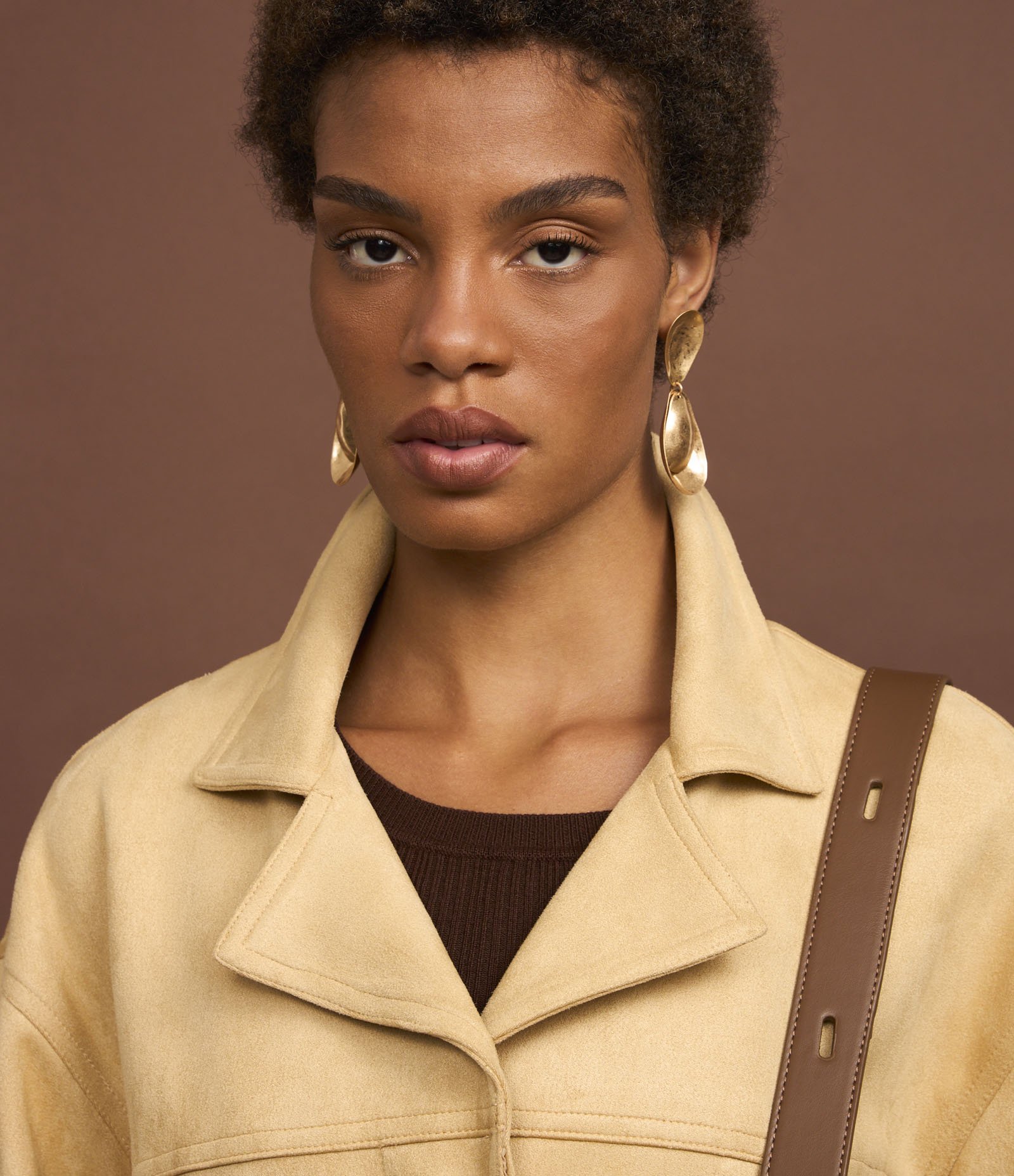 Jaqueta Fake Sued com Bolsos Frontais e Franjas nas Mangas e nas Costas Bege 5