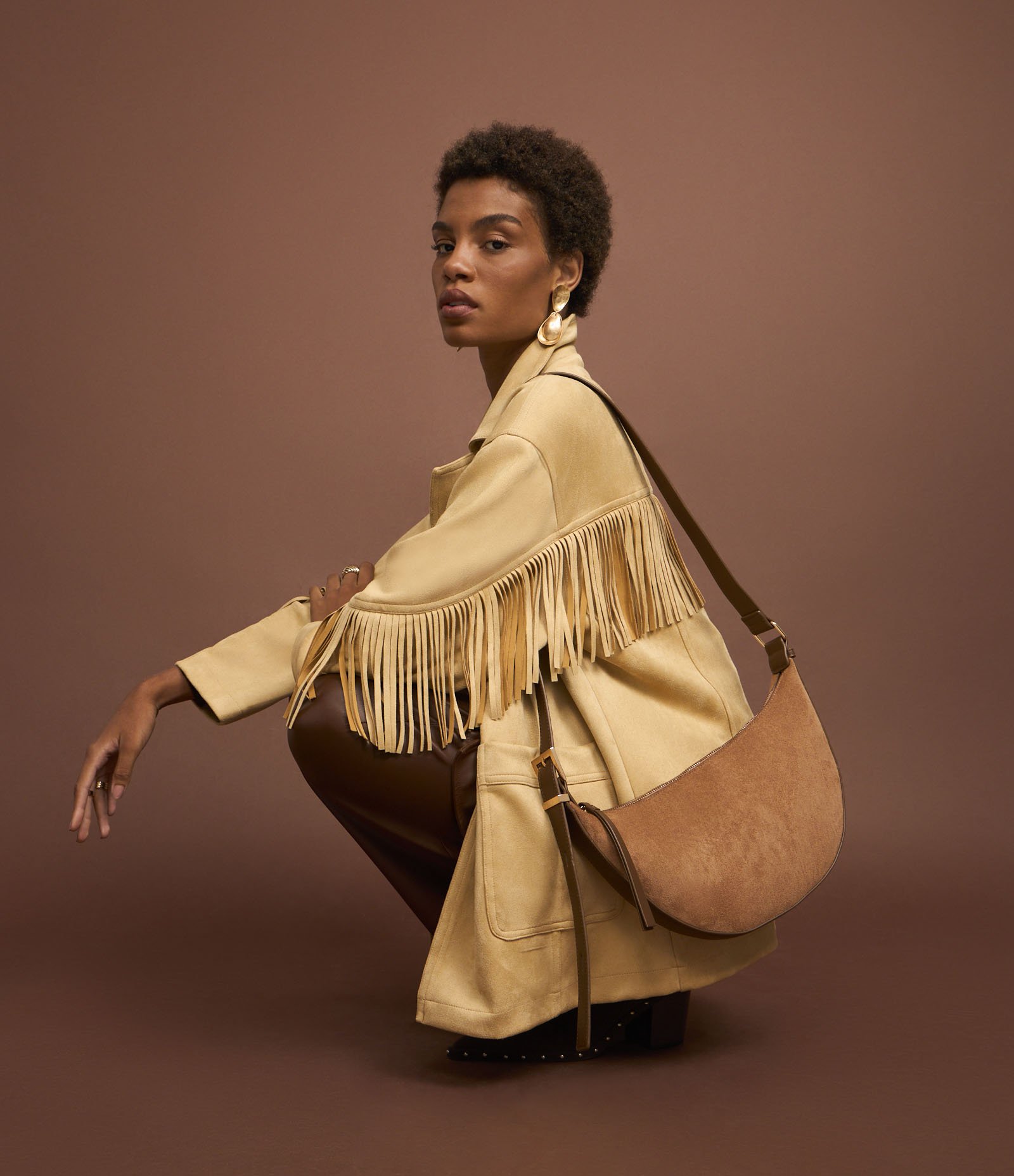 Jaqueta Fake Sued com Bolsos Frontais e Franjas nas Mangas e nas Costas Bege 6