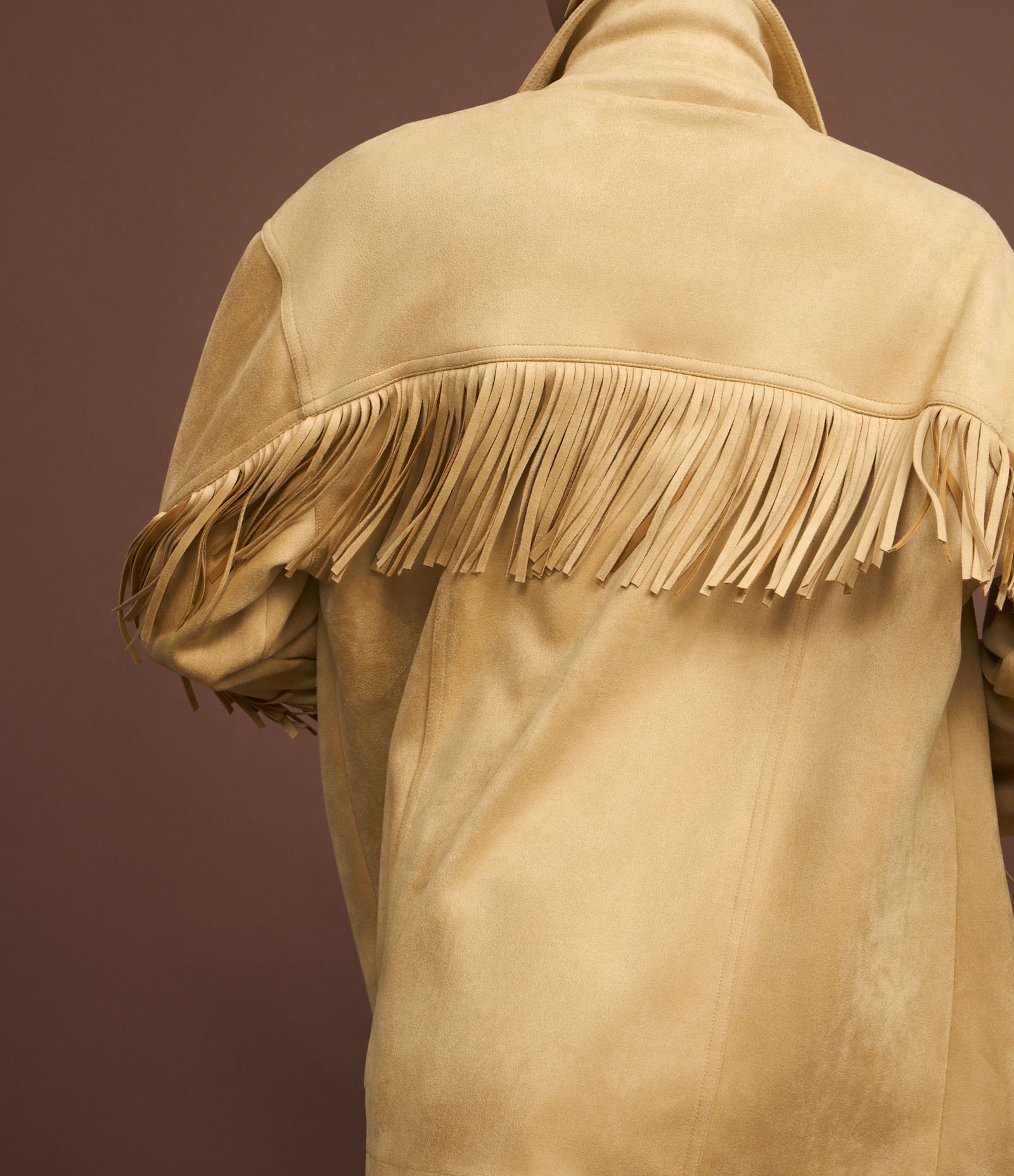 Jaqueta Fake Sued com Bolsos Frontais e Franjas nas Mangas e nas Costas Bege 7