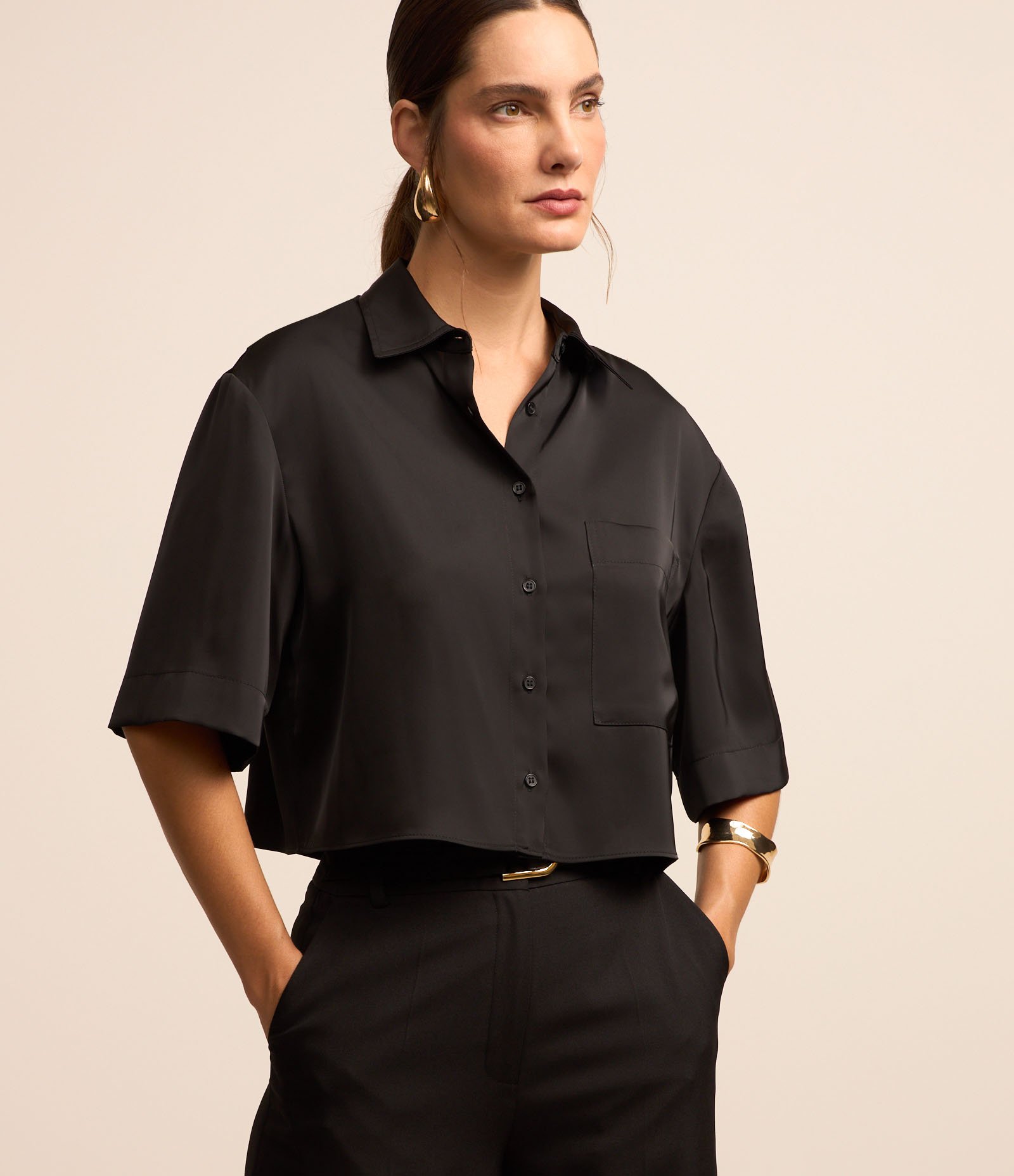 Camisa em Tecido Acetinado com Cava Deslocada Preto 1