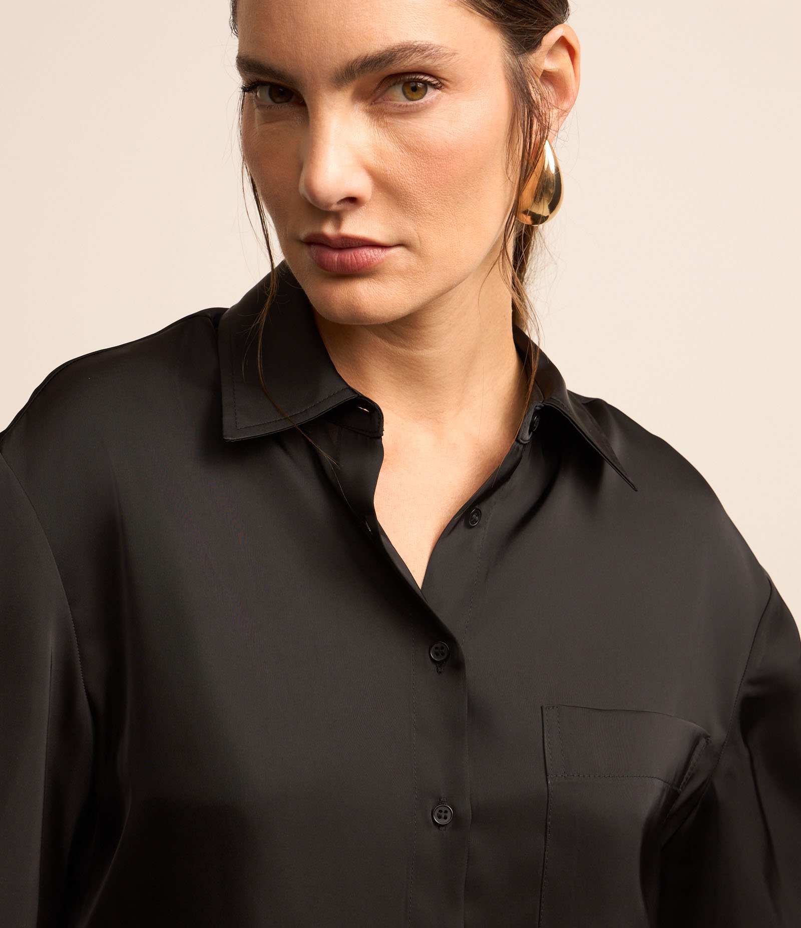 Camisa em Tecido Acetinado com Cava Deslocada Preto 3