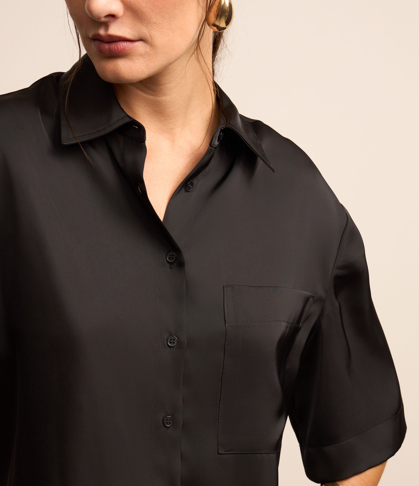 Camisa em Tecido Acetinado com Cava Deslocada Preto 4