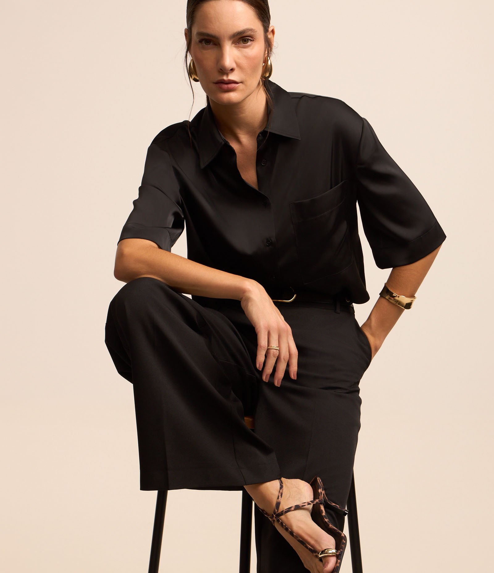 Camisa em Tecido Acetinado com Cava Deslocada Preto 5