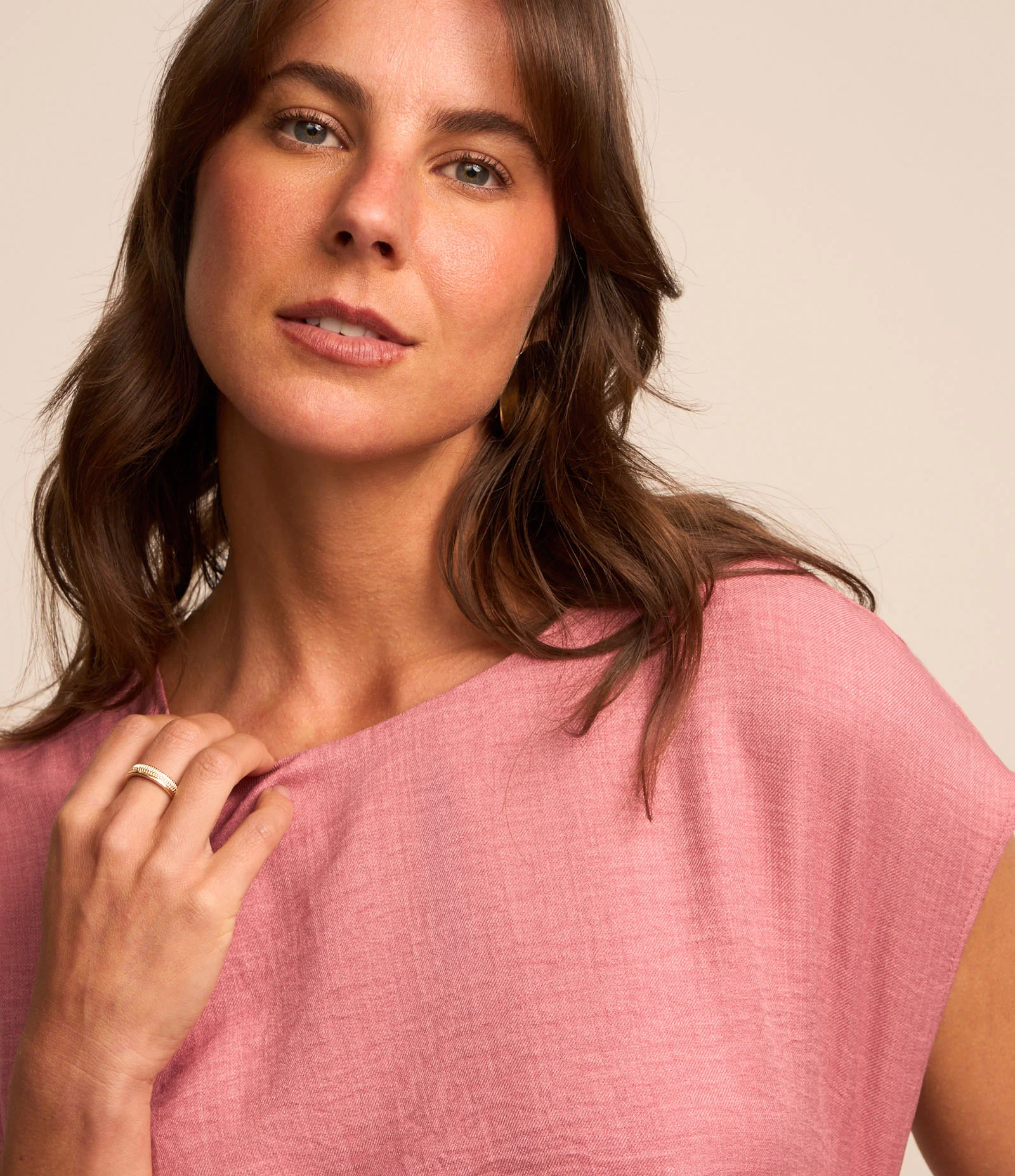 Blusa Sem Cava em Crepe com Franzido Lateral Rosa 1