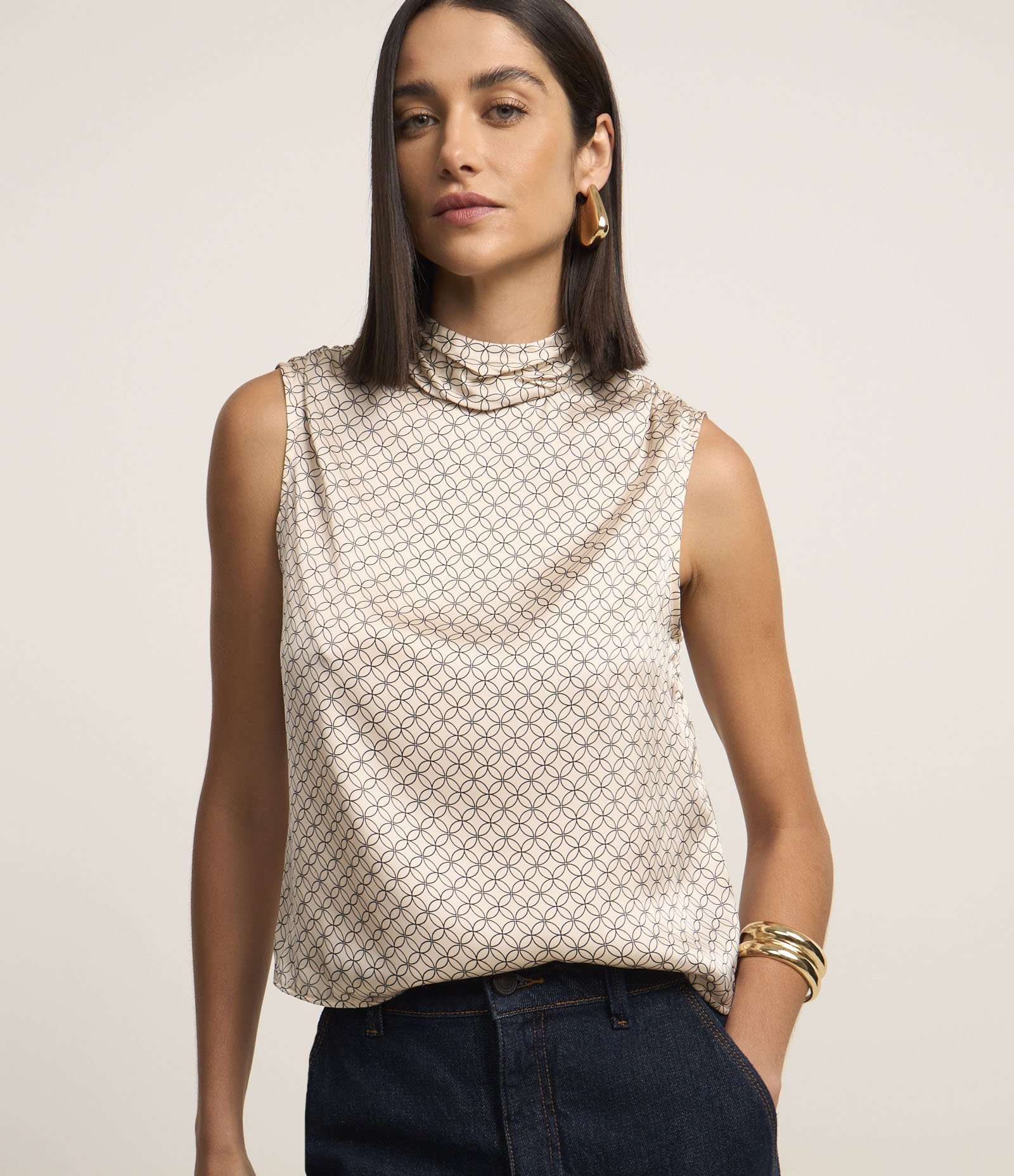 Blusa Sem Manga Acetinada com Gola Alta Drapeada e Estampa Geométrica Prata 1