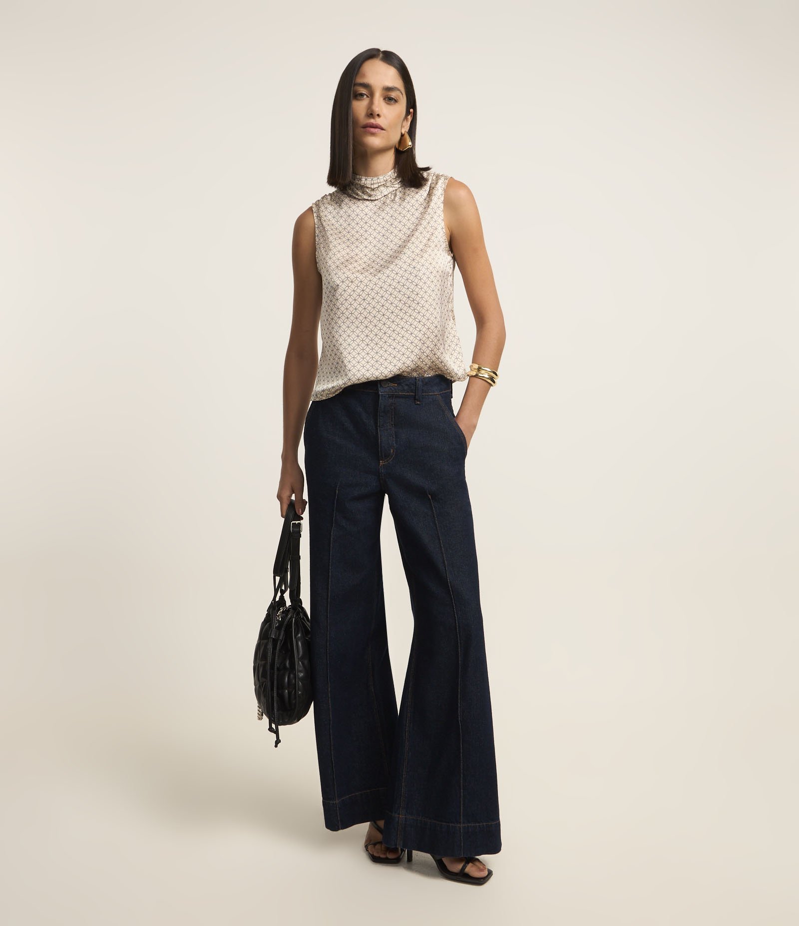 Blusa Sem Manga Acetinada com Gola Alta Drapeada e Estampa Geométrica Prata 2