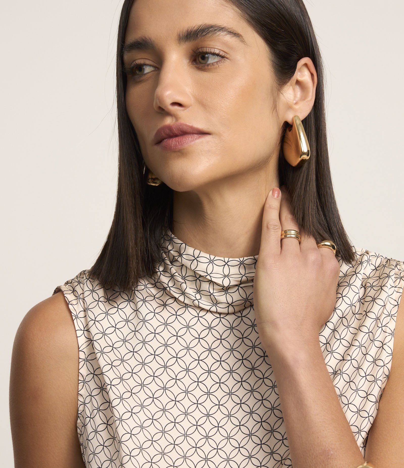 Blusa Sem Manga Acetinada com Gola Alta Drapeada e Estampa Geométrica Prata 3