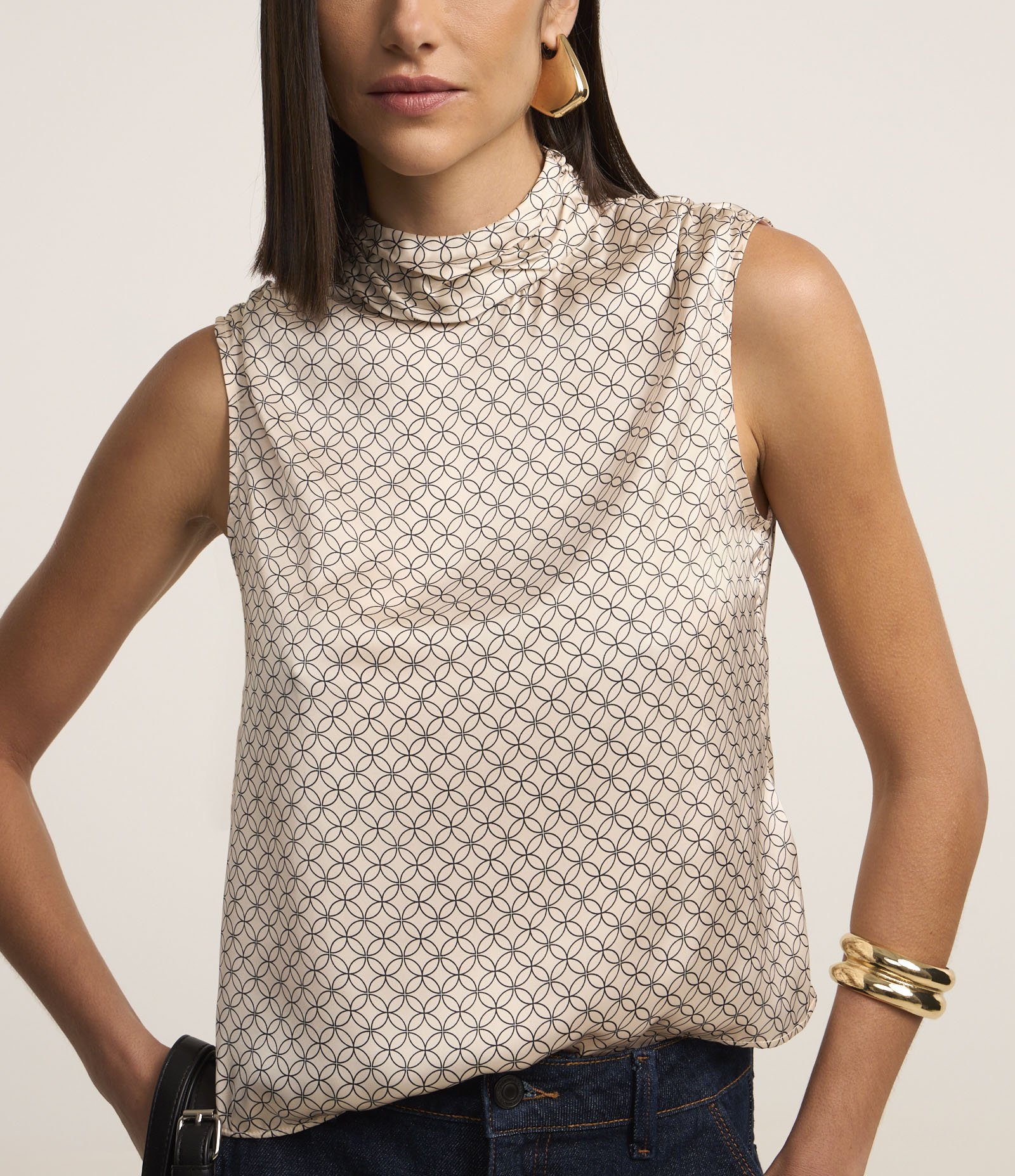 Blusa Sem Manga Acetinada com Gola Alta Drapeada e Estampa Geométrica Prata 4