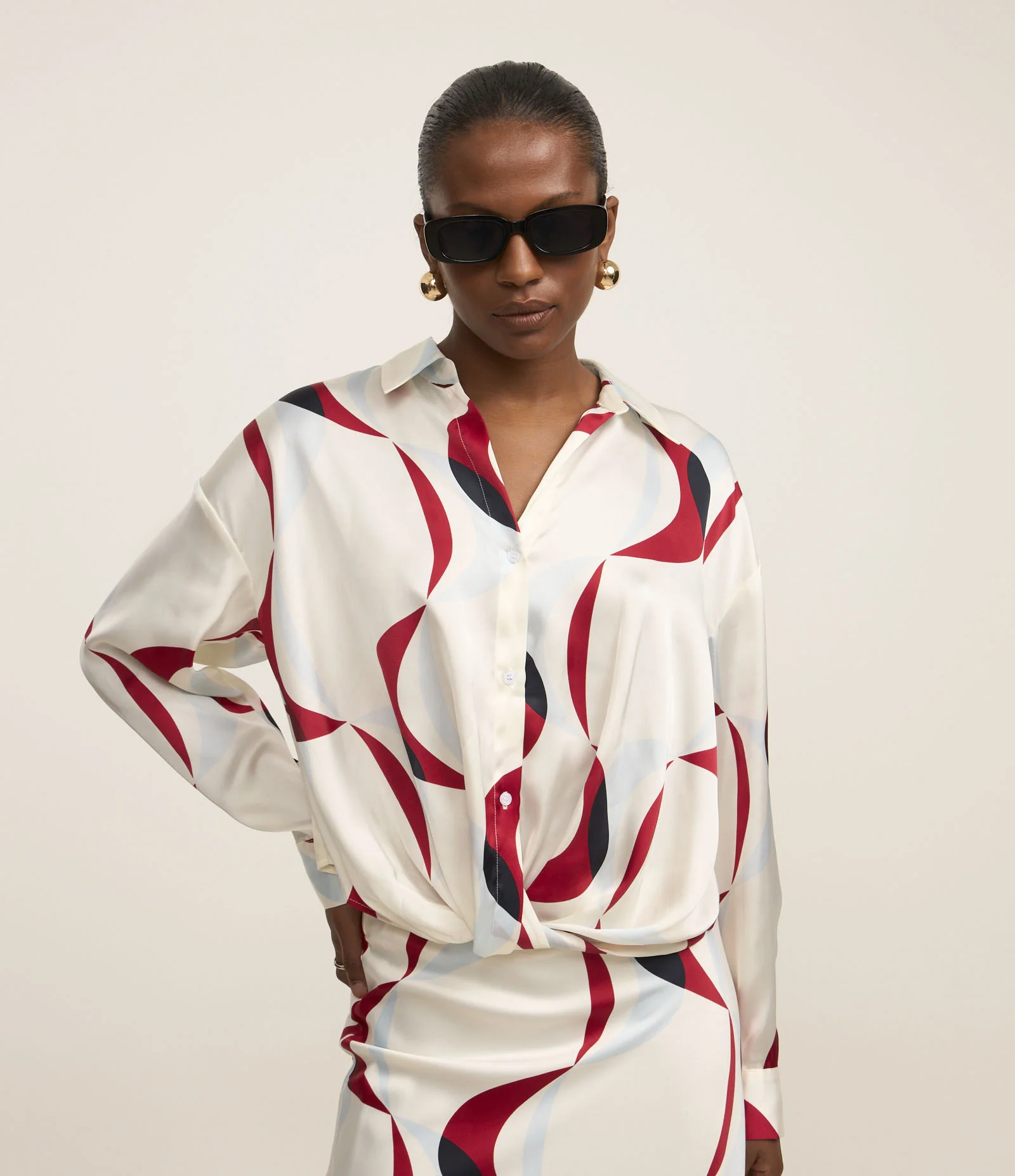 Camisa Acetinada com Torcido e Estampa Geométrica Branco 1