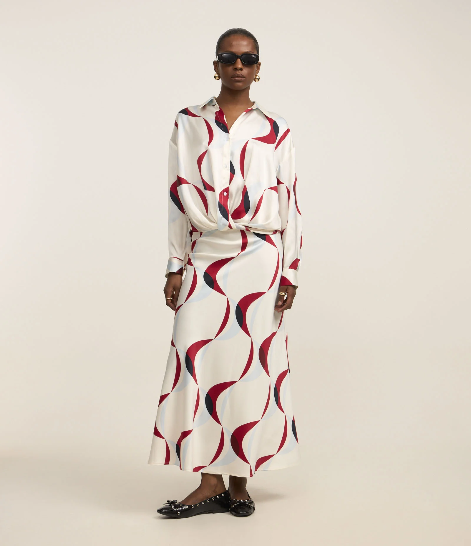 Camisa Acetinada com Torcido e Estampa Geométrica Branco 2