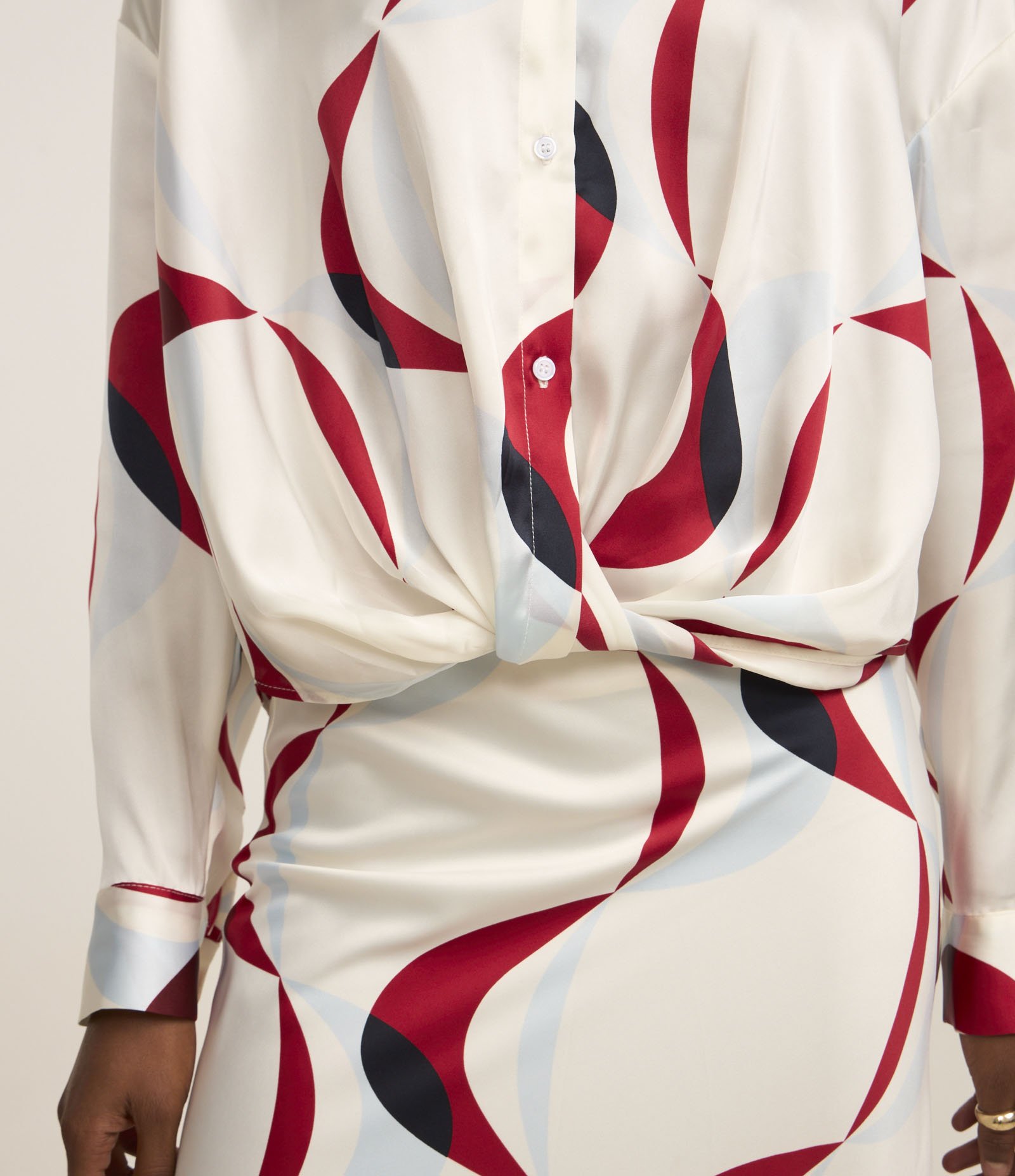 Camisa Acetinada com Torcido e Estampa Geométrica Branco 3